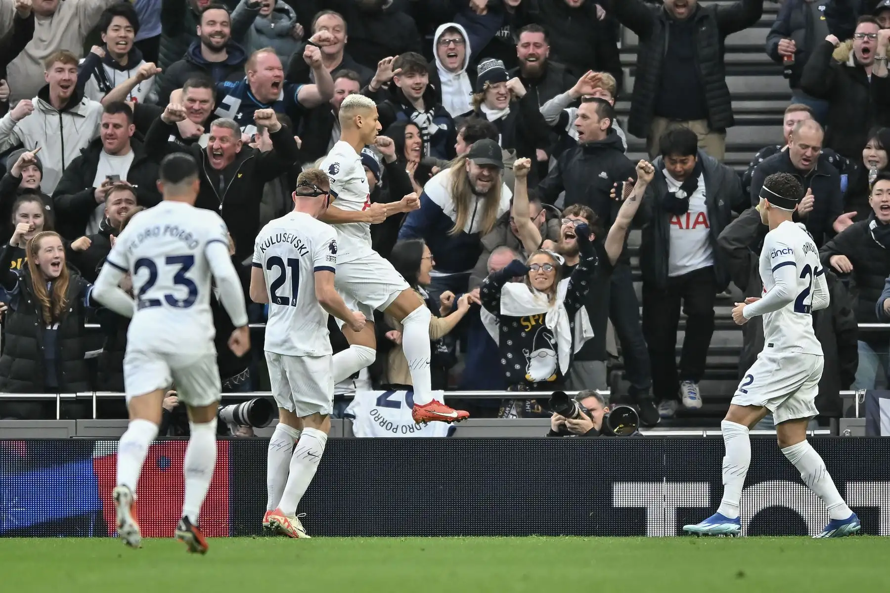 El jugador brasileño del Tottenham Hotspur, Richardlison, celebra el primer gol que anotó contra el Everton en el primer tiempo del partido, por la jornada 18 de la Premier League inglesa. Foto: EFE