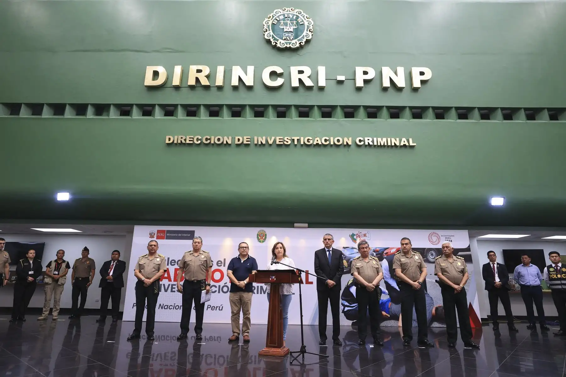 La presidenta de la República, Dina Boluarte, participó en la ceremonia de presentación del Decreto Legislativo que optimizará el marco legal que regula la investigación del delito e intervención de la PNP y la Fiscalía. Foto: ANDINA/Presidencia