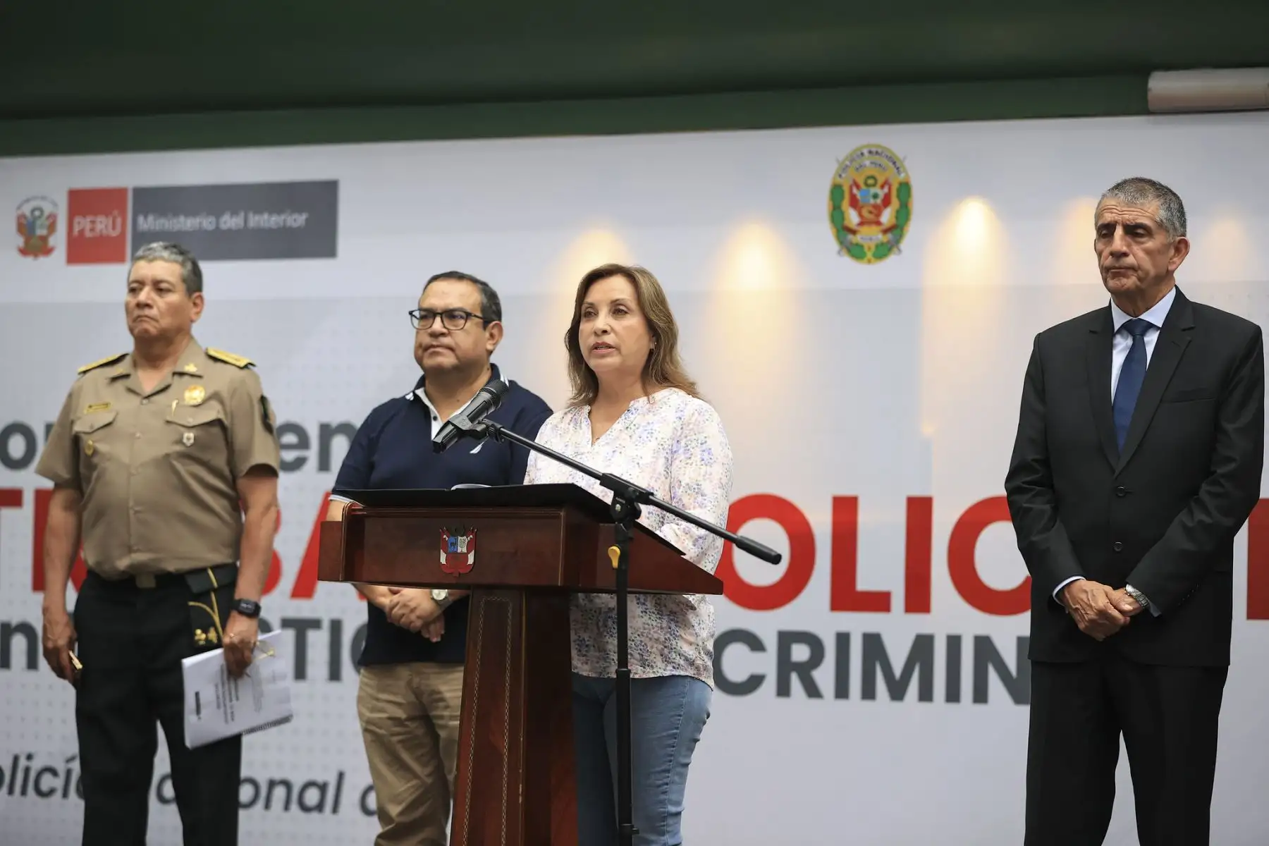 La presidenta de la República, Dina Boluarte, participó en la ceremonia de presentación del Decreto Legislativo que optimizará el marco legal que regula la investigación del delito e intervención de la PNP y la Fiscalía. Foto: ANDINA/Presidencia