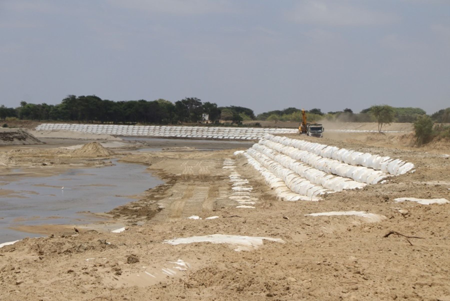 Las actividades de prevención frente al impacto del fenómeno El Niño en la región Piura consistieron en trabajos de descolmatación de drenes y protección de ribera con enrocado y geobolsas en los ríos Chira y Piura.