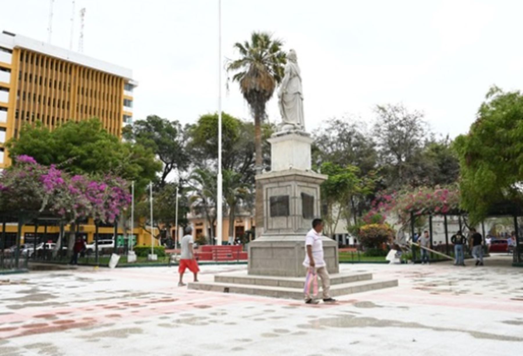 A dos días de la Navidad, la Municipalidad Provincial de Piura entregó la remodelada Plaza de Armas de la ciudad para ponerla al servicio de los vecinos y turistas nacionales y extranjeros.