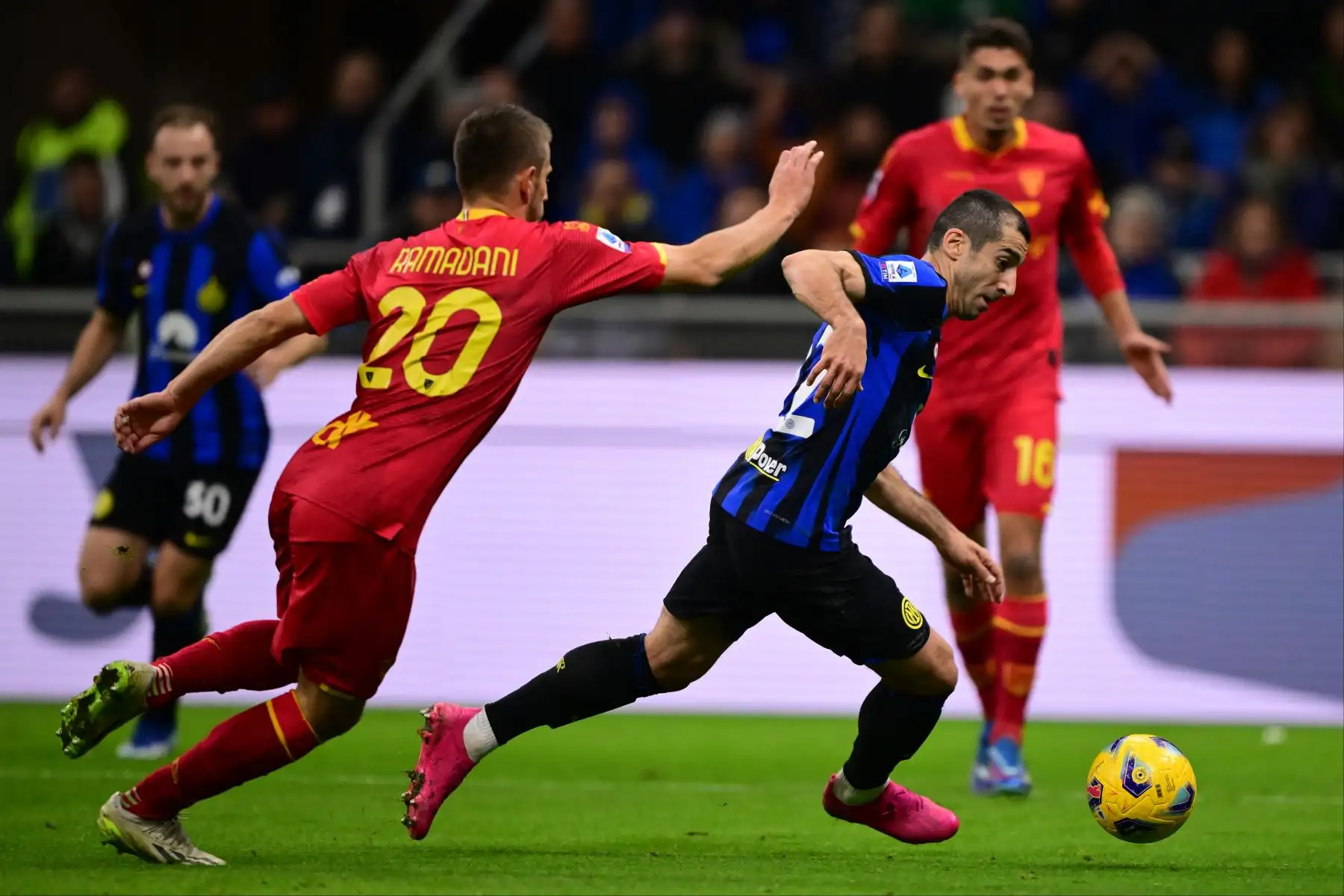 Con goles de Bisseck y Barella, el Inter derrotó por 2-0 al Lecce en el estadio San Siro de Milán, por la fecha 17 de la Serie A italiana. Foto: AFP
