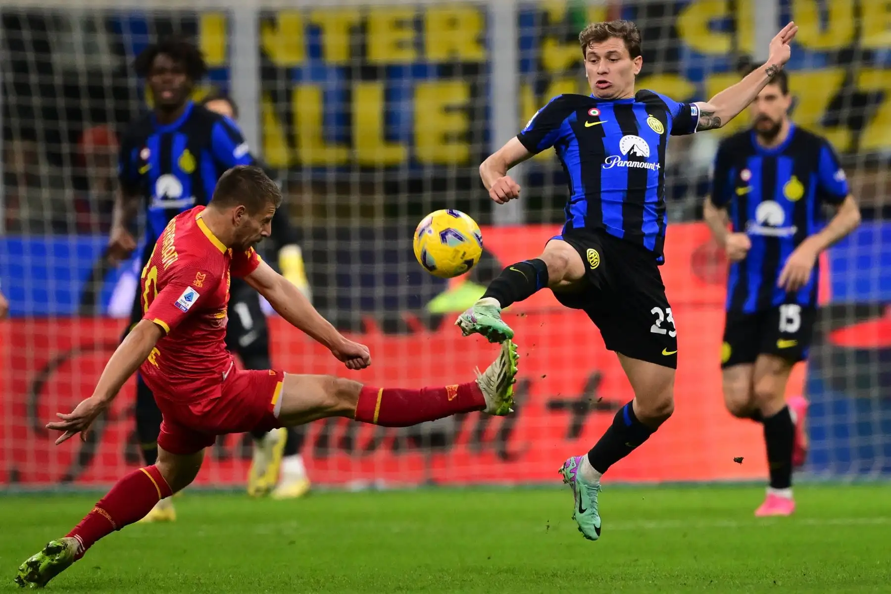 Con goles de Bisseck y Barella, el Inter derrotó por 2-0 al Lecce en el estadio San Siro de Milán, por la fecha 17 de la Serie A italiana. Foto: AFP