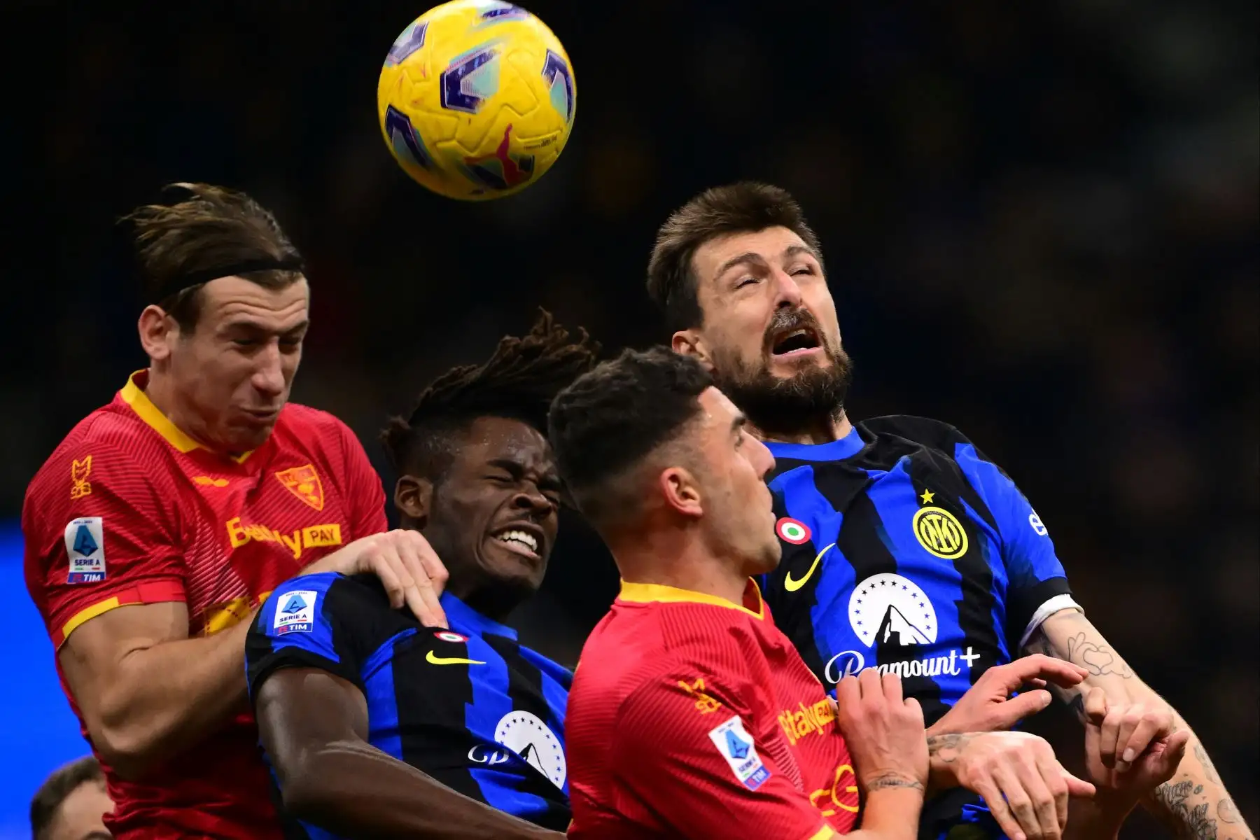 Con goles de Bisseck y Barella, el Inter derrotó por 2-0 al Lecce en el estadio San Siro de Milán, por la fecha 17 de la Serie A italiana. Foto: AFP
