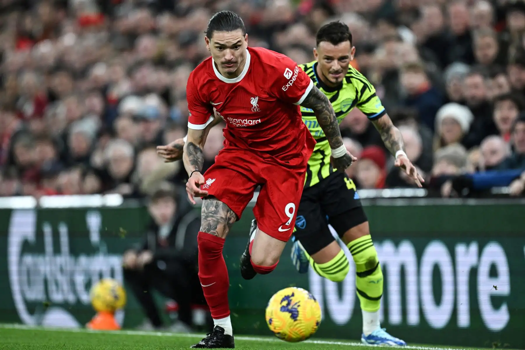 El delantero uruguayo del Liverpool,  Darwin Núñez corre con el balón pasando al defensor inglés del Arsenal, Ben White durante el partido de fútbol de la Premier League inglesa entre Liverpool y Arsenal en Anfield en Liverpool, noroeste de Inglaterra.
Foto: AFP