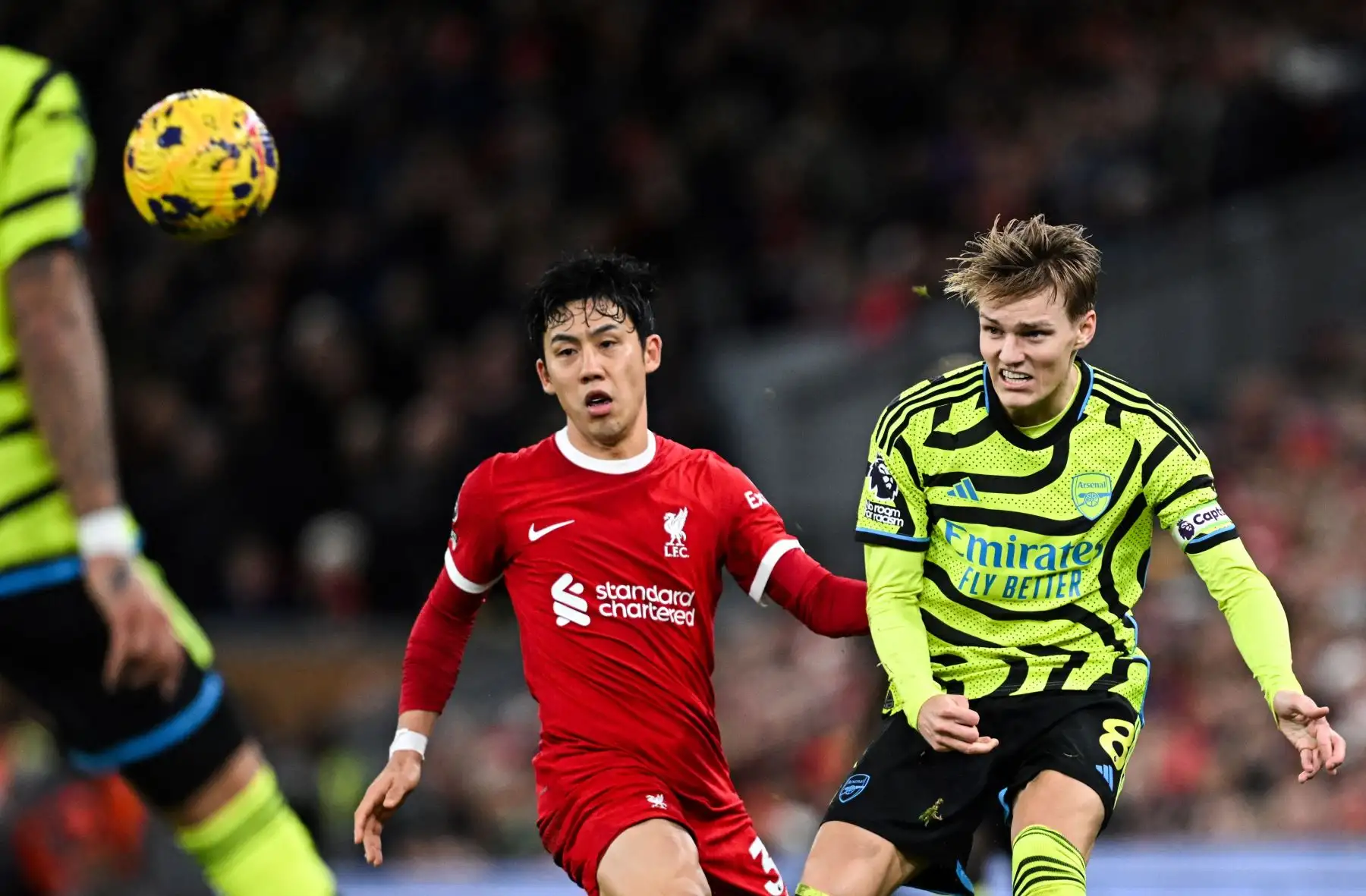 El mediocampista noruego del Arsenal, Martin Odegaard  mira el balón con el mediocampista japonés del Liverpool, Wataru Endo  durante el partido de fútbol de la Premier League inglesa entre Liverpool y Arsenal en Anfield en Liverpool, noroeste de Inglaterra.
Foto: AFP