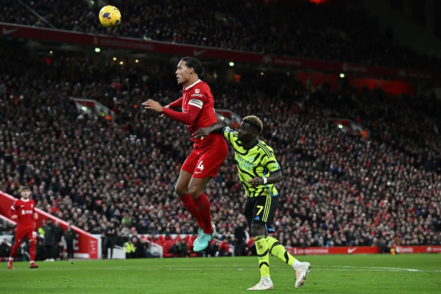 El defensor holandés del Liverpool , Virgil van Dijk lucha por el balón con el mediocampista inglés del Arsenal,  Bukayo Saka durante el partido de fútbol de la Premier League inglesa entre Liverpool y Arsenal en Anfield en Liverpool.
Foto:  AFP