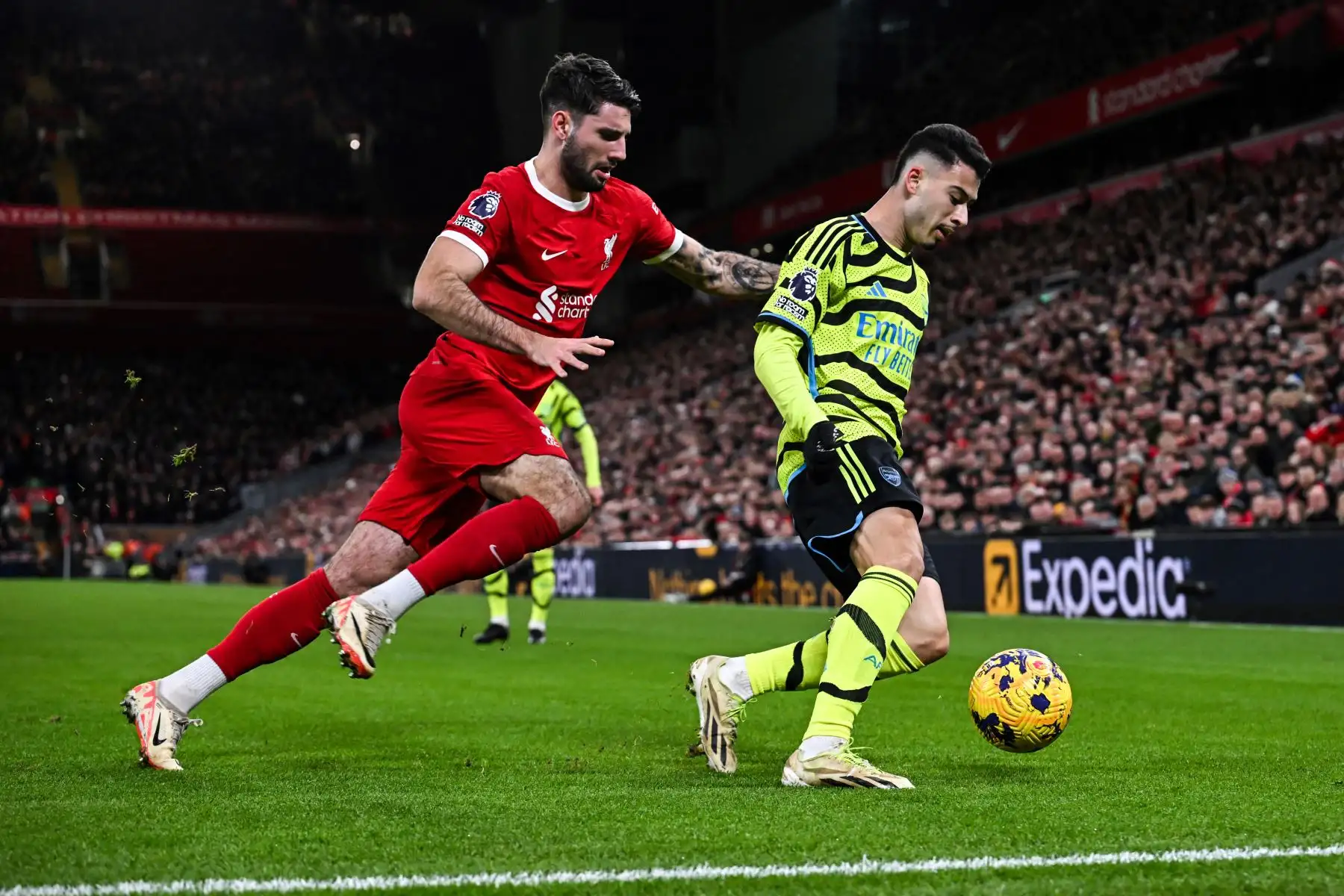 El mediocampista húngaro del Liverpool, Dominik Szoboszlai  lucha por el balón con el mediocampista brasileño del Arsenal, Gabriel Martinelli durante el partido de fútbol de la Premier League inglesa entre Liverpool y Arsenal en Anfield en Liverpool.
Foto: AFP