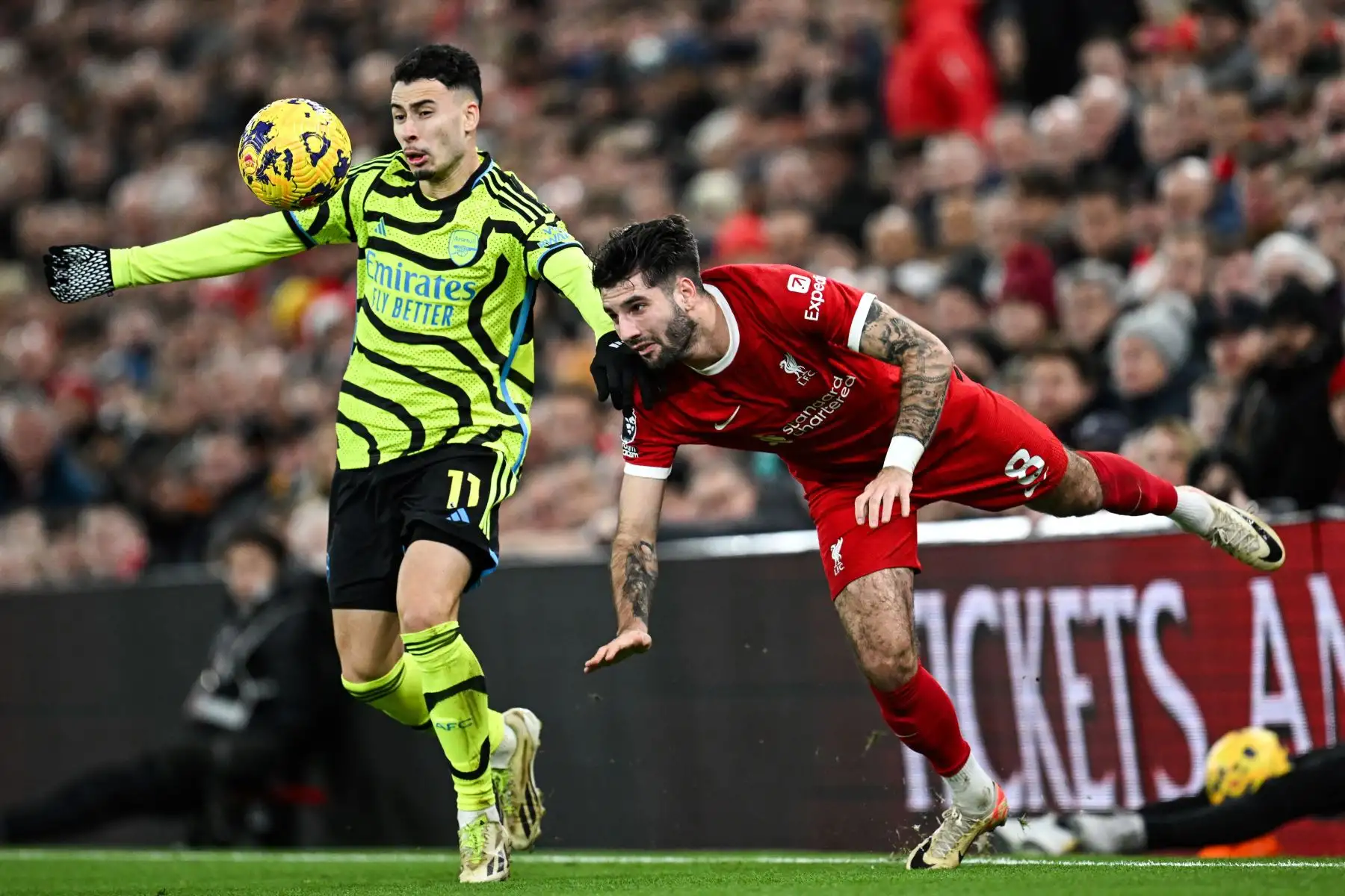 El mediocampista brasileño del Arsenal, Gabriel Martinelli lucha por el balón con el mediocampista húngaro del Liverpool , Dominik Szoboszlai durante el partido de fútbol de la Premier League inglesa entre Liverpool y Arsenal en Anfield en Liverpool.
Foto: AFP