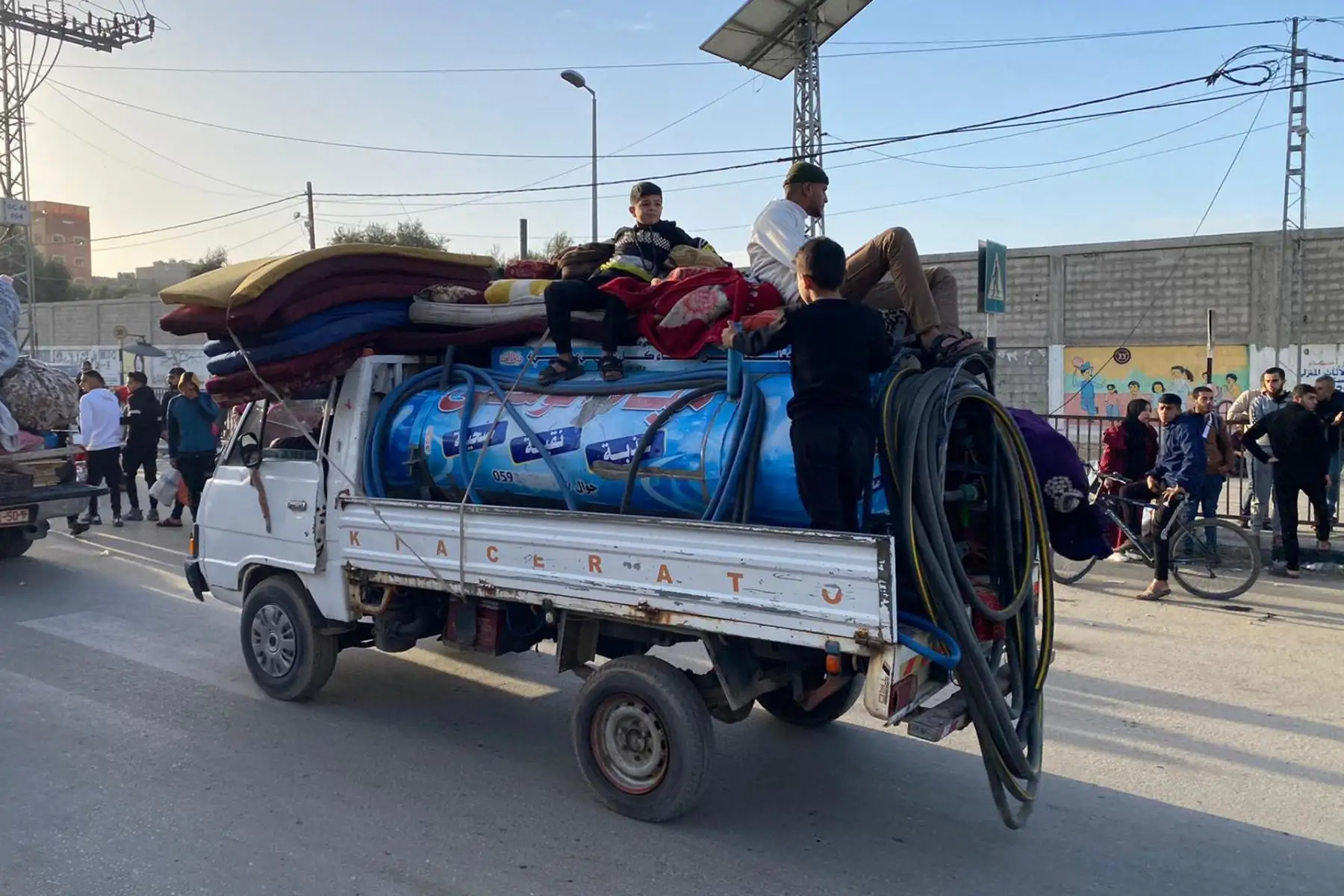 Residentes palestinos en Bureij, en el centro de Gaza, huyen del campo de refugiados que Israel ha pedido que sea evacuado en las vísperas de celebrarse la Navidad. Foto: EFE