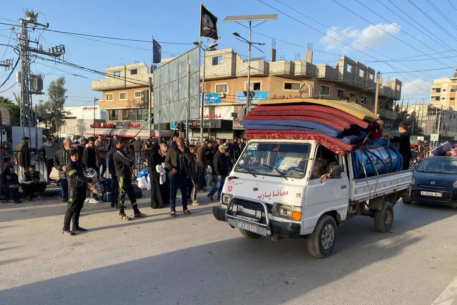 Residentes palestinos en Bureij, en el centro de Gaza, huyen del campo de refugiados que Israel ha pedido que sea evacuado en las vísperas de celebrarse la Navidad. Foto: EFE