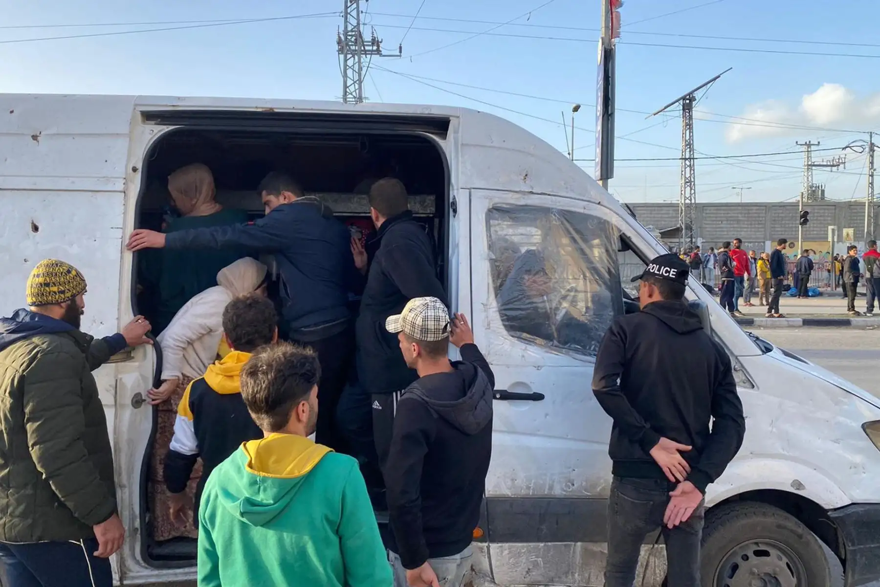 Residentes palestinos en Bureij, en el centro de Gaza, huyen del campo de refugiados que Israel ha pedido que sea evacuado en las vísperas de celebrarse la Navidad. Foto: EFE