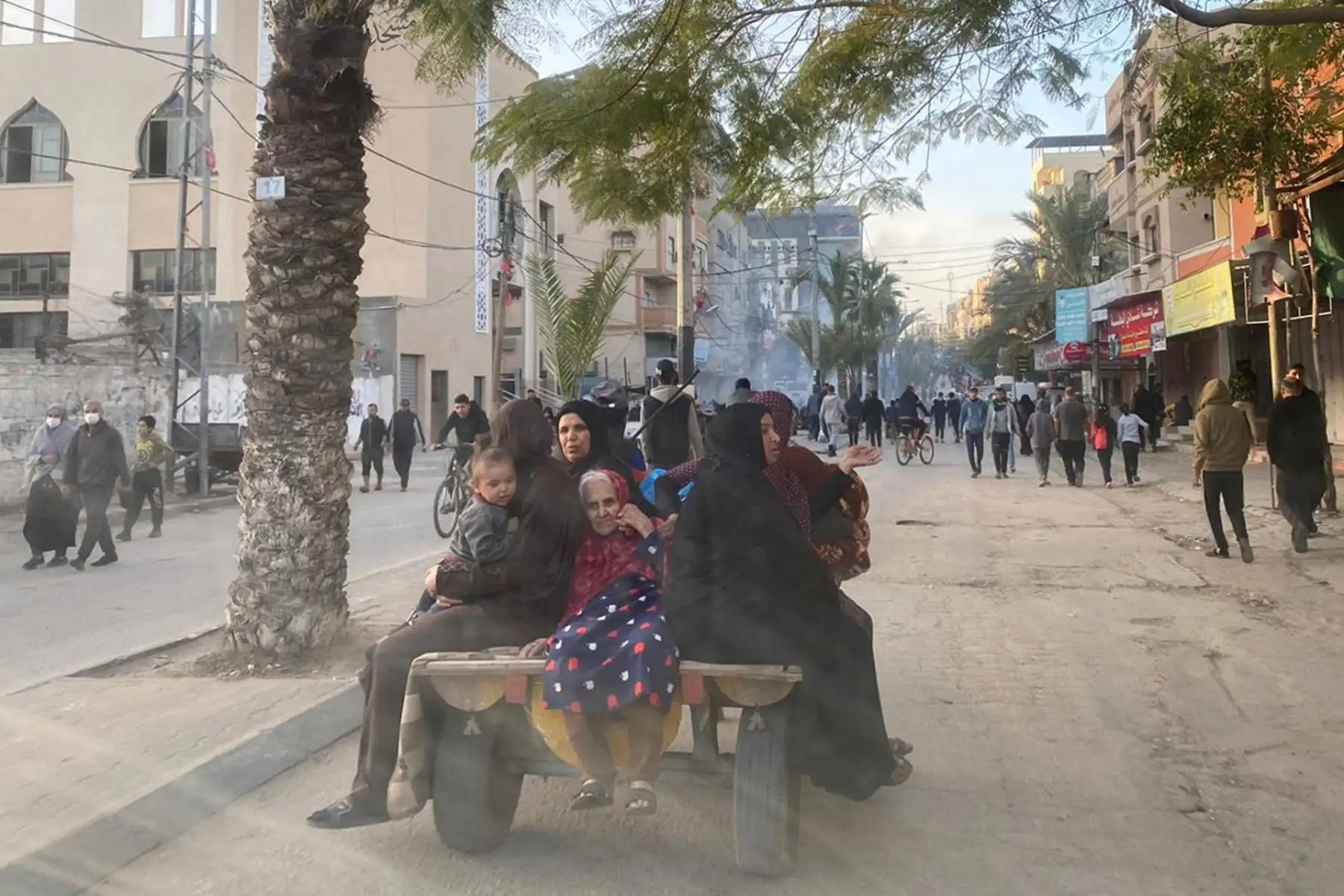 Residentes palestinos en Bureij, en el centro de Gaza, huyen del campo de refugiados que Israel ha pedido que sea evacuado en las vísperas de celebrarse la Navidad. Foto: EFE