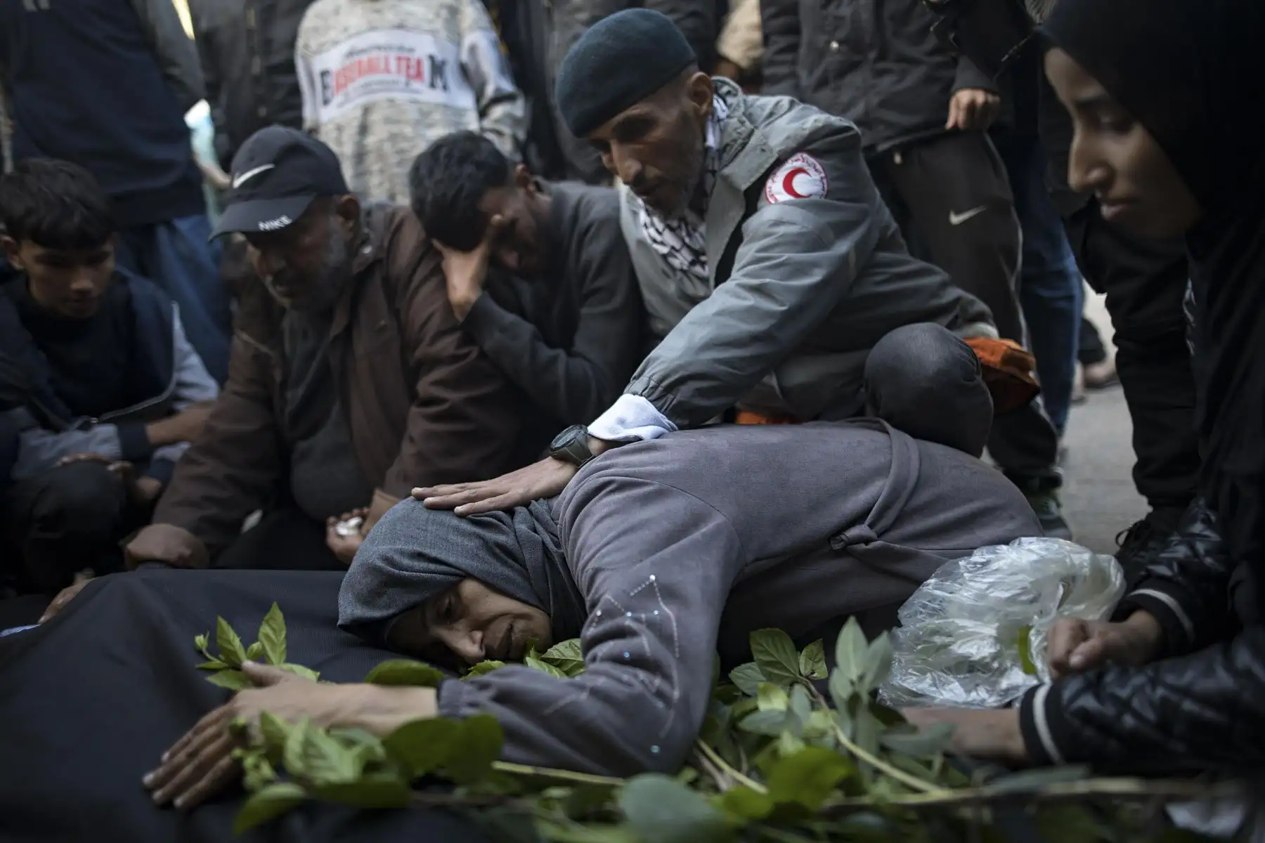 La madre de un palestino fallecido durante los ataques israelíes en el sur de Gaza llora junto a su cuerpo, frente al Hospital Nasser. Foto: EFE