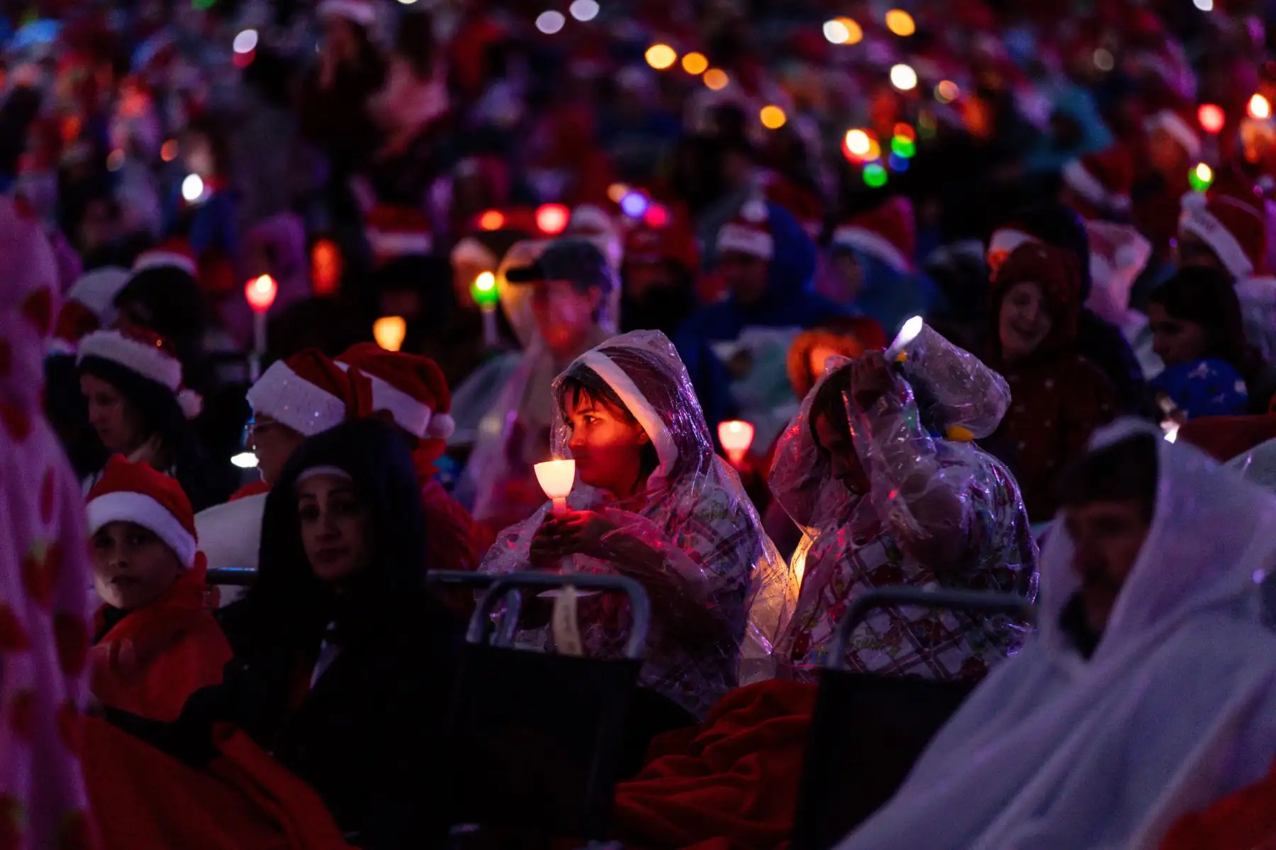 Gran cantidad de personas de todas las edades asiste al concierto Carols by Candlelight en el Sidney Myer Music Bowl en Melbourne, Australia, en vísperas de Navidad. Foto: EFE