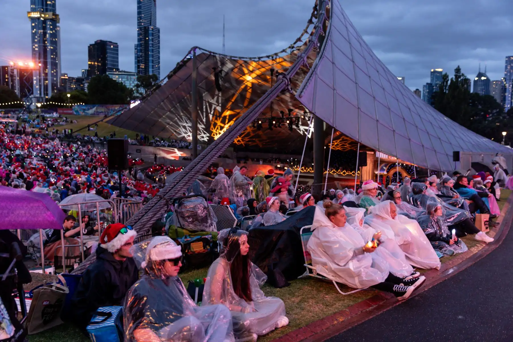 Gran cantidad de personas de todas las edades asiste al concierto Carols by Candlelight en el Sidney Myer Music Bowl en Melbourne, Australia, en vísperas de Navidad. Foto: EFE
