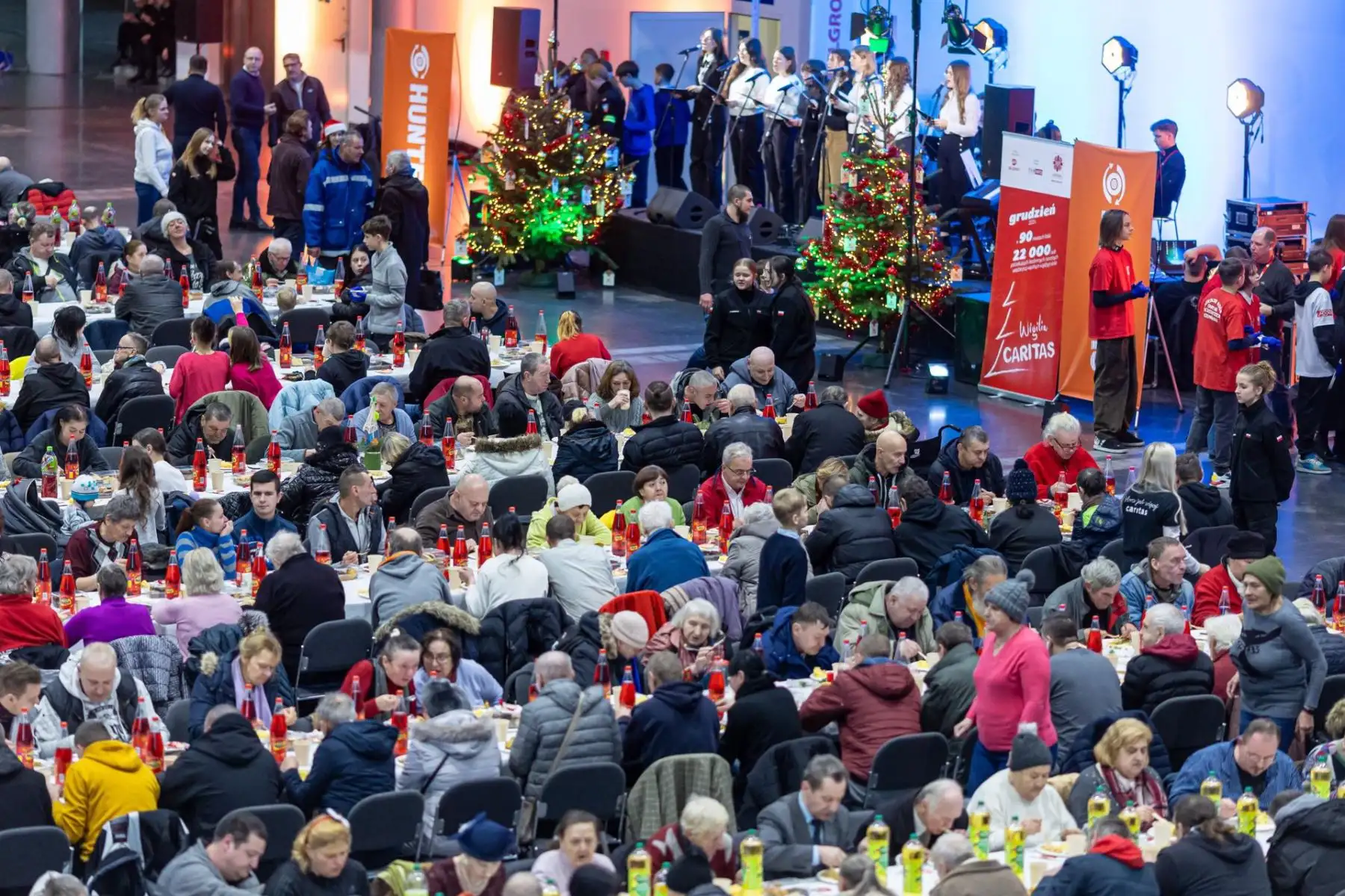 Se realiza una cena de Nochebuena para personas pobres y sin hogar, organizada por Caritas Polonia, en la zona de la Feria Internacional de Poznan, al centro-oeste de Polonia. Foto: EFE