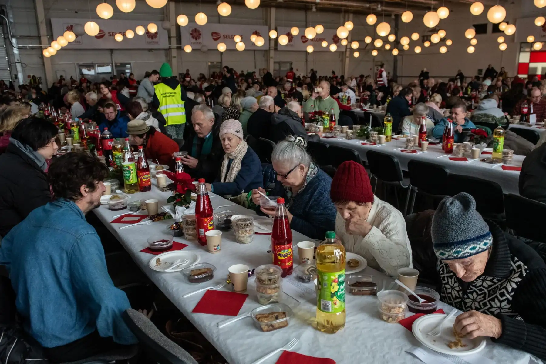 Se realiza una cena de Nochebuena para personas pobres y sin hogar, organizada por Caritas Polonia, en la zona de la Feria Internacional de Poznan, al centro-oeste de Polonia. Foto: EFE