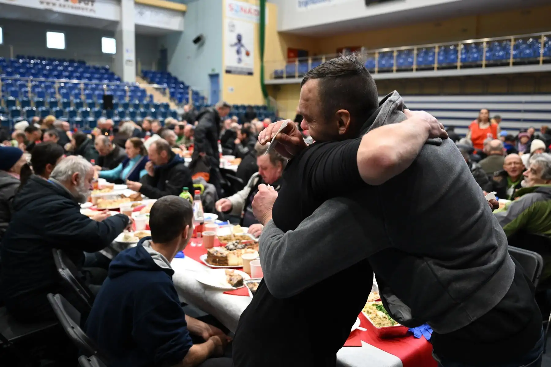 Se realiza una cena de Nochebuena para personas pobres y sin hogar, organizada por Caritas Polonia, en la zona de la Feria Internacional de Poznan, al centro-oeste de Polonia. Foto: EFE
