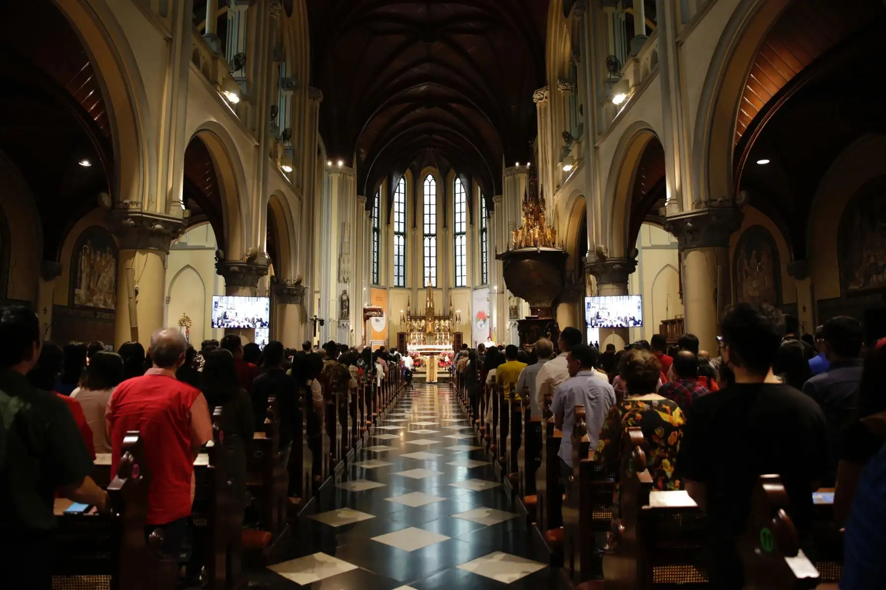 Católicos indonesios oran durante la celebración de la víspera de Navidad en la Catedral de Yakarta, Indonesia. La policía confirmó que más de 4,000 policías protegerán 1,807 iglesias en Nochebuena. Foto: EFE