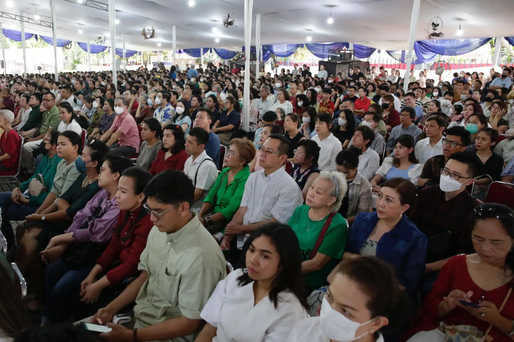 Católicos indonesios oran durante la celebración de la víspera de Navidad en la Catedral de Yakarta, Indonesia. La policía confirmó que más de 4,000 policías protegerán 1,807 iglesias en Nochebuena. Foto: EFE