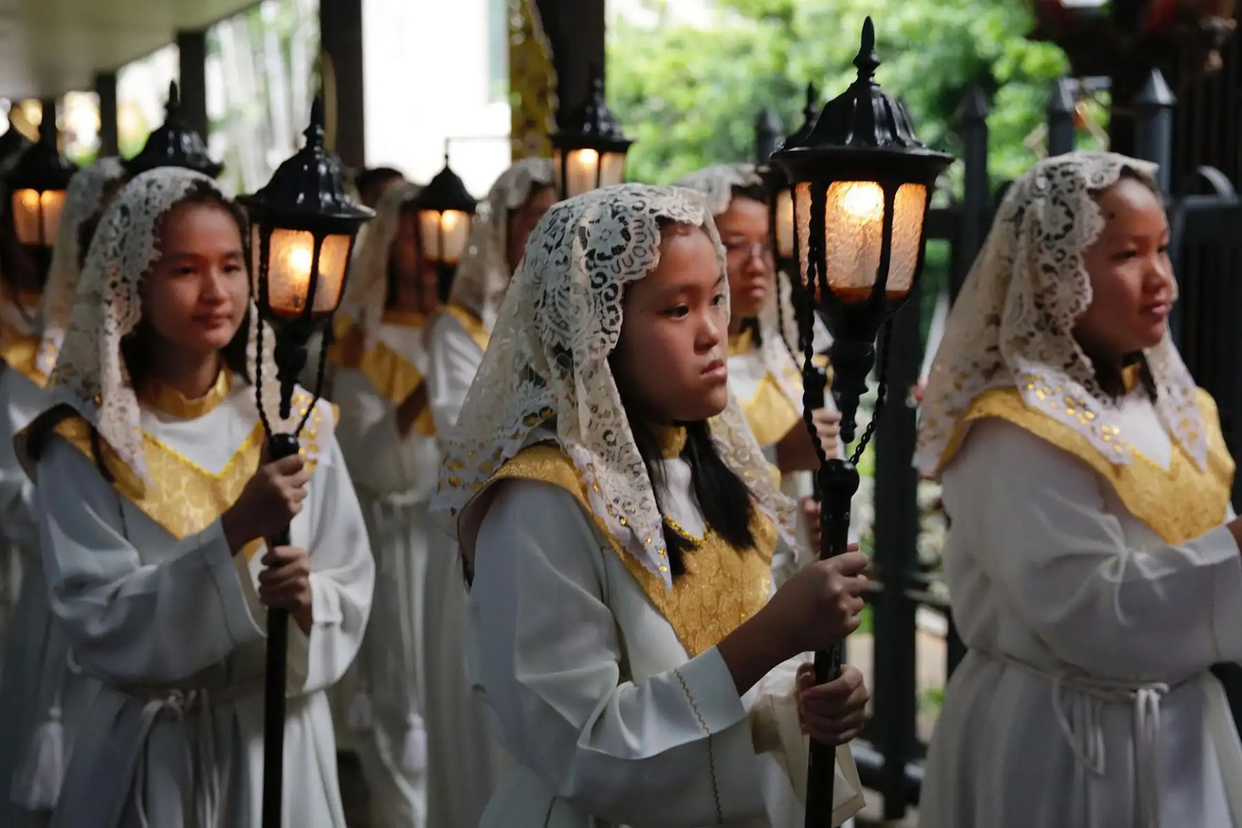 Católicos indonesios oran durante la celebración de la víspera de Navidad en la Catedral de Yakarta, Indonesia. La policía confirmó que más de 4,000 policías protegerán 1,807 iglesias en Nochebuena. Foto: EFE