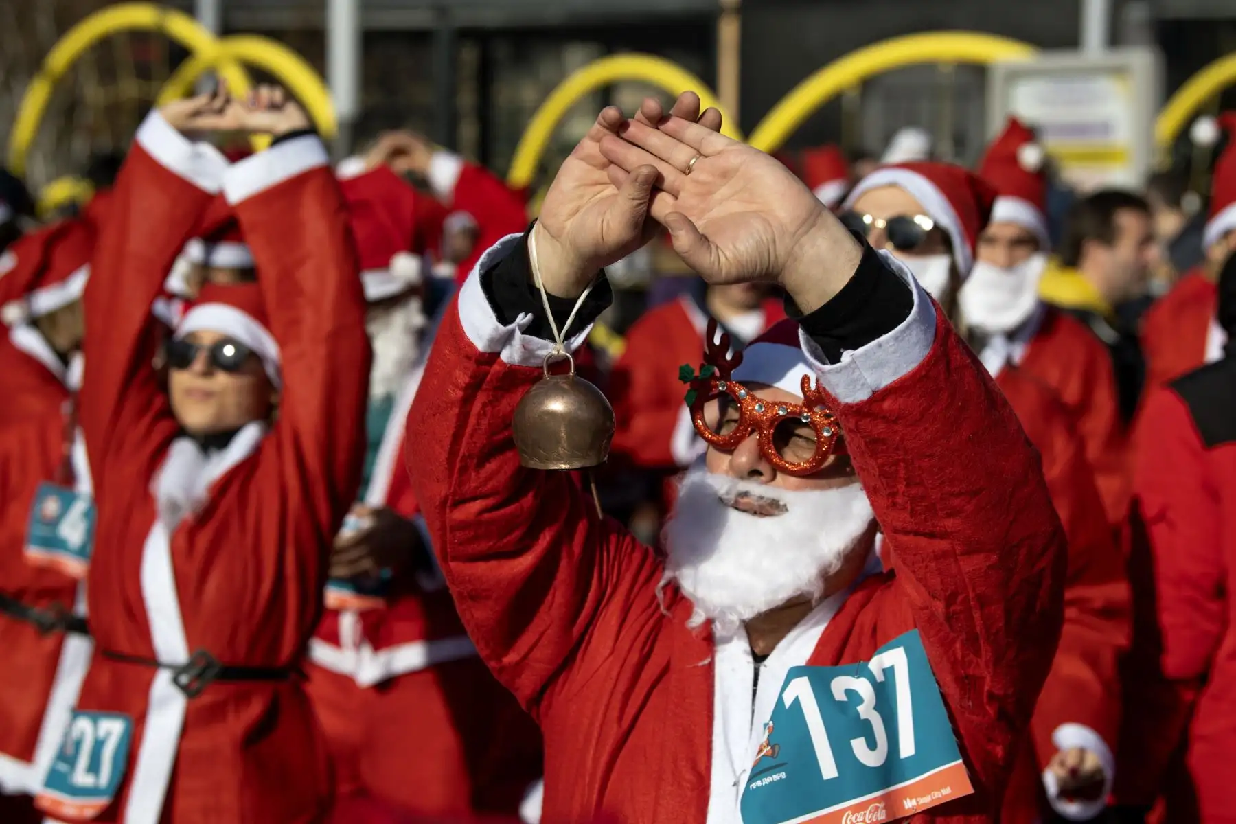 Personas vestidas como Papá Noel corren durante la tradicional carrera de Papá Noel en Skopje, República de Macedonia del Norte, en vísperas de celebrarse la Navidad. Foto: EFE