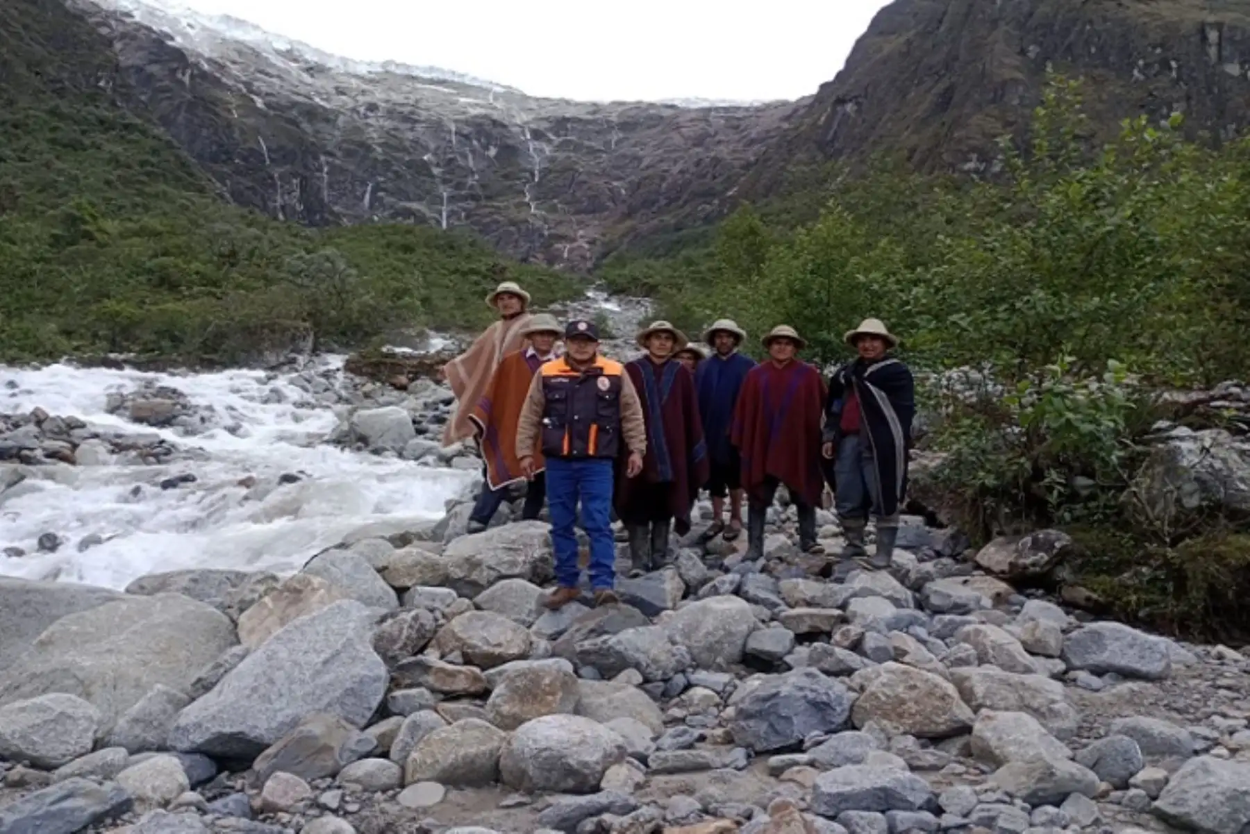 En el sector donde ocurrió el desprendimiento de glaciar, no existe ninguna laguna.