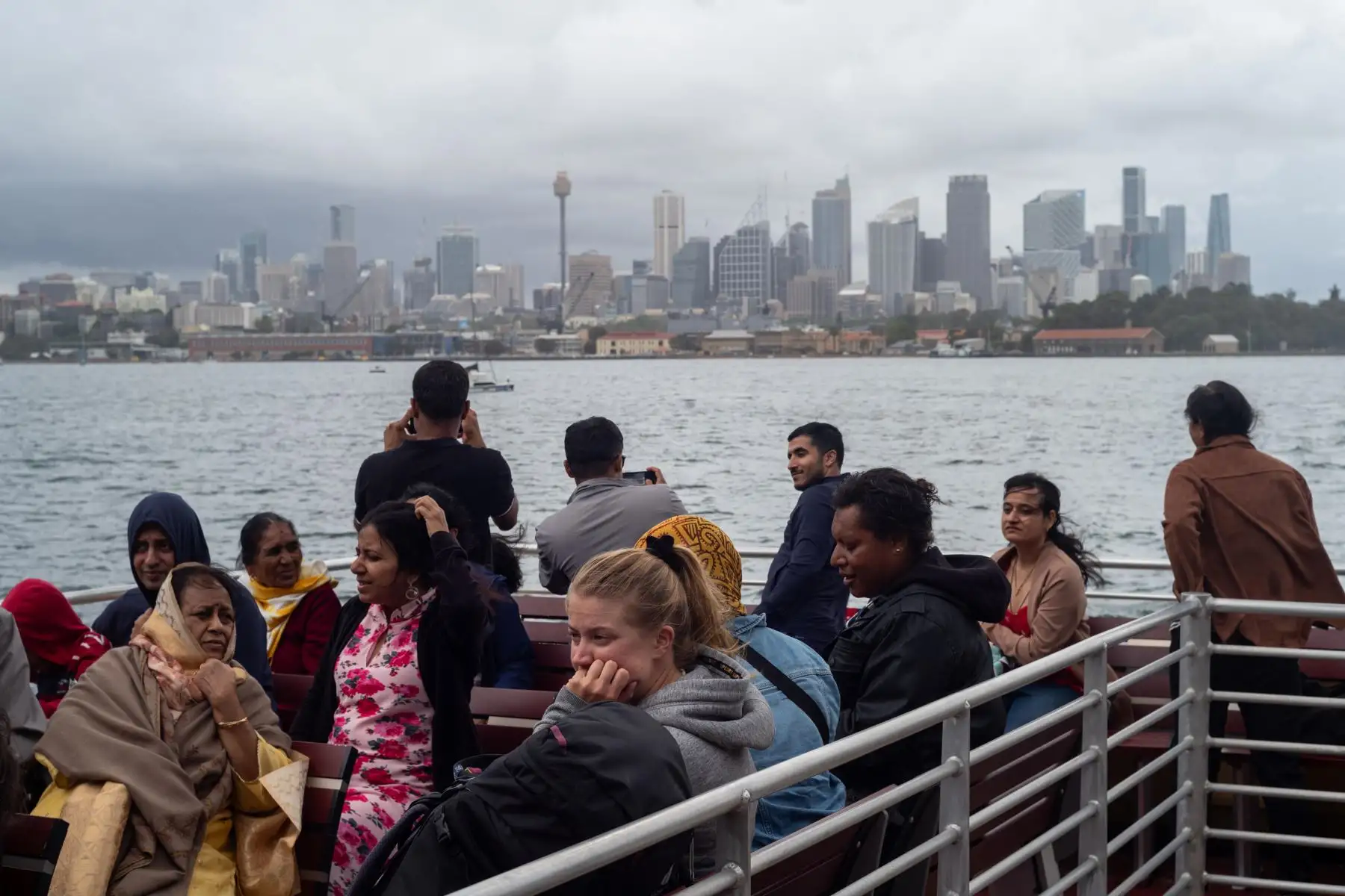 Turistas en un ferry salen del puerto de Sydney en Sydney, Australia, . En vísperas de Navidad y a pesar del clima lluvioso, miles de turistas visitaron el puerto de Sydney y la emblemática ópera. 
Foto: EFE