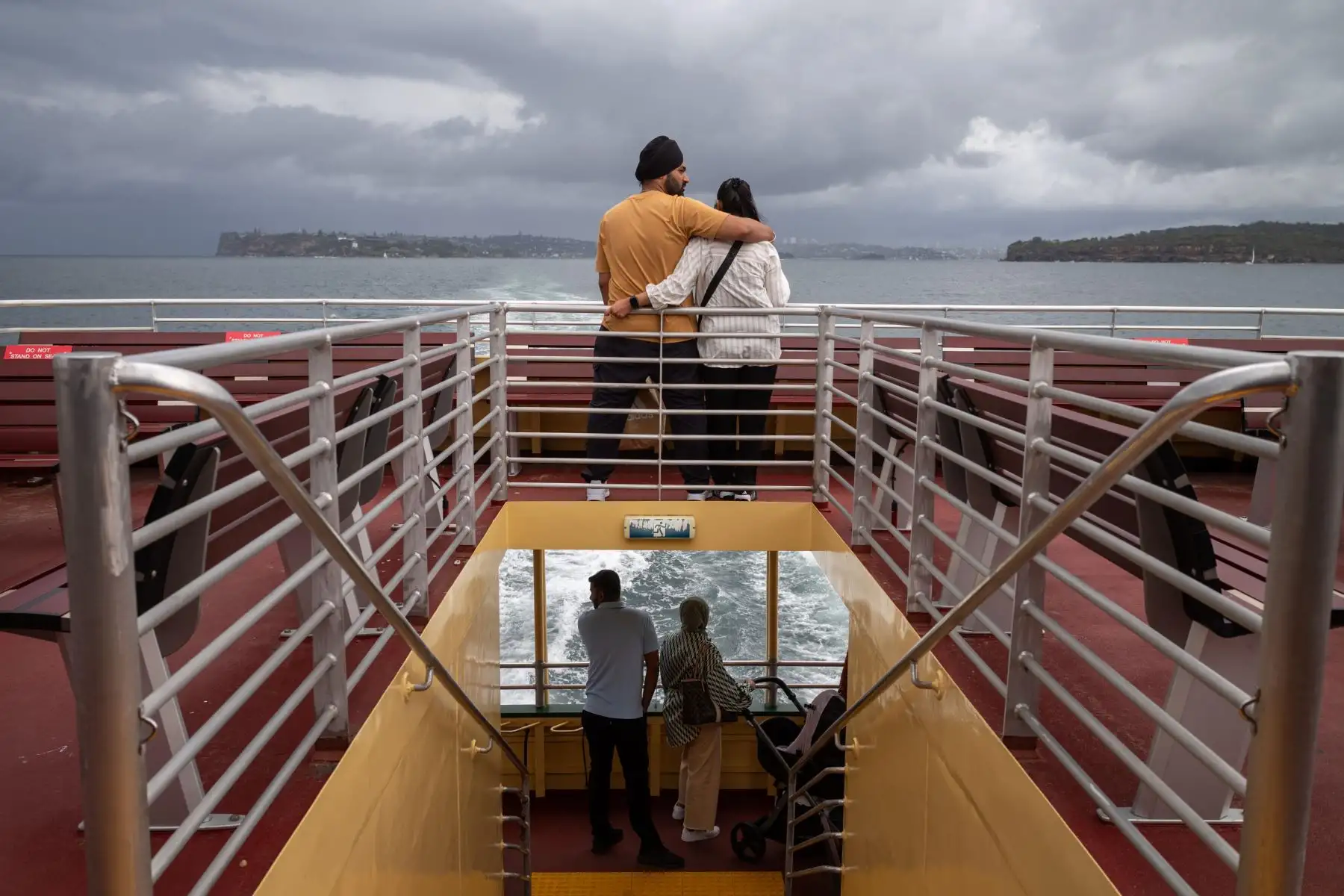 Turistas en un ferry salen del puerto de Sydney en Sydney, Australia, 24 de diciembre de 2023. En vísperas de Navidad y a pesar del clima lluvioso, miles de turistas visitaron el puerto de Sydney y la emblemática ópera. 
Foto: EFE