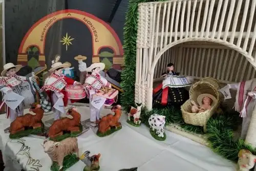 María ha sido representada por una cholita monsefuana que luce un tradicional traje típico de la zona,  mientras cogía un mantel hecho a telar; San José es un agricultor con su poncho y pantalón blanco, así como un sombrero en paja palma; en tanto el Niño Jesús luce también un sombrerito de la misma fibra vegetal.