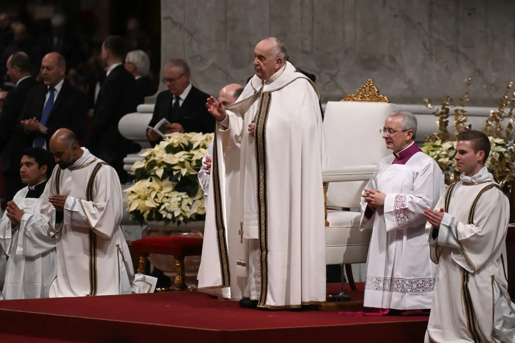 El Papa Francisco preside la misa de Nochebuena en la Basílica de San Pedro en el Vaticano. 
Foto: AFP