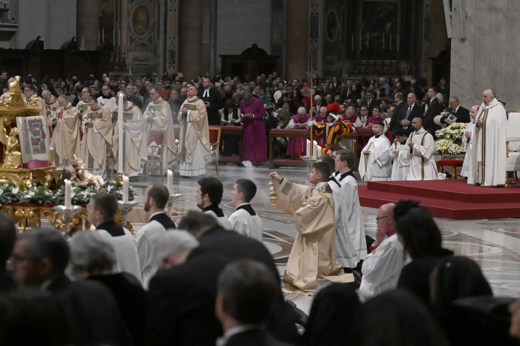 El Papa Francisco preside la misa de Nochebuena en la Basílica de San Pedro en el Vaticano. 
Foto: AFP