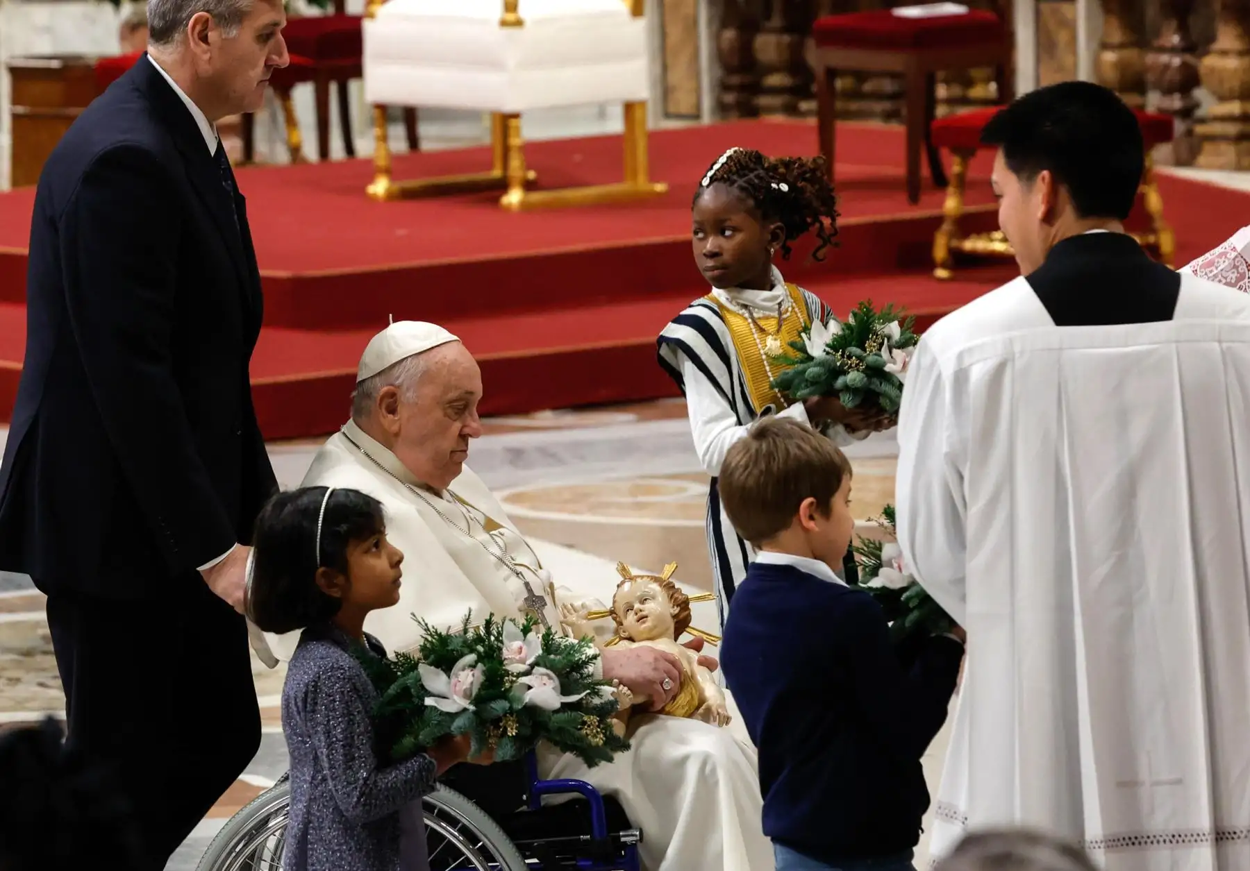 El Papa Francisco lleva la estatua del niño Jesús mientras dirige la misa de Navidad de medianoche en la solemnidad de la Natividad del Señor en la Basílica de San Pedro del Vaticano.
Foto: EFE