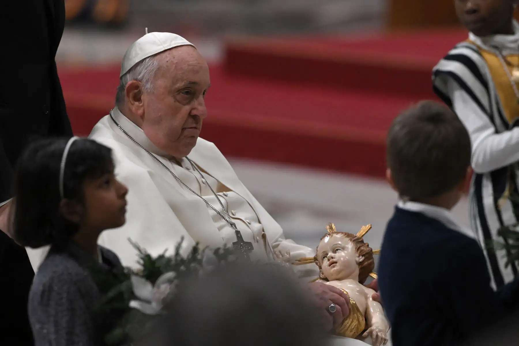 El Papa Francisco preside la misa de Nochebuena en la Basílica de San Pedro en el Vaticano. 
Foto: AFP