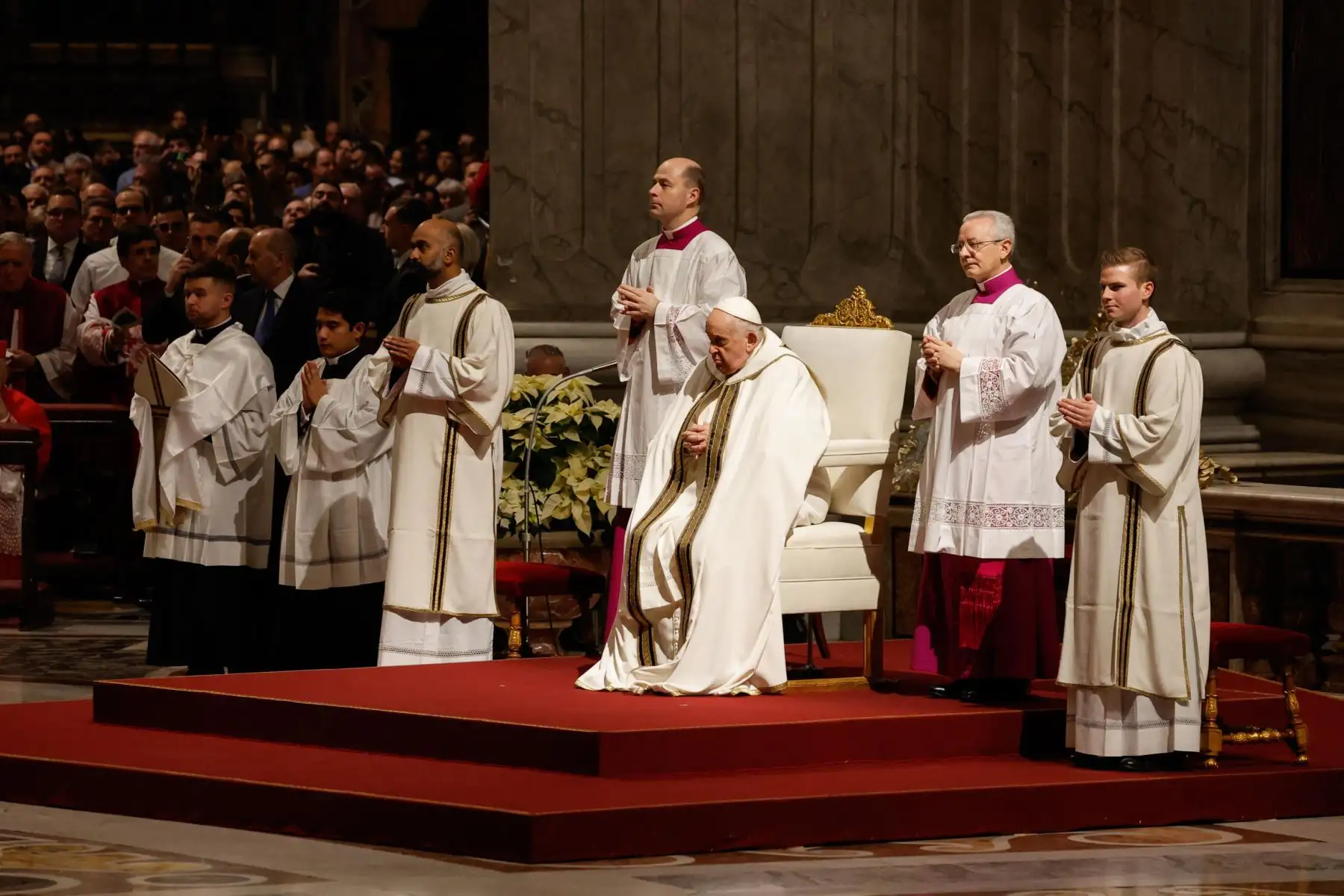 El Papa Francisco lleva la estatua del niño Jesús mientras dirige la misa de Navidad de medianoche en la solemnidad de la Natividad del Señor en la Basílica de San Pedro del Vaticano, el 24 de diciembre de 2023. 
Foto: EFE