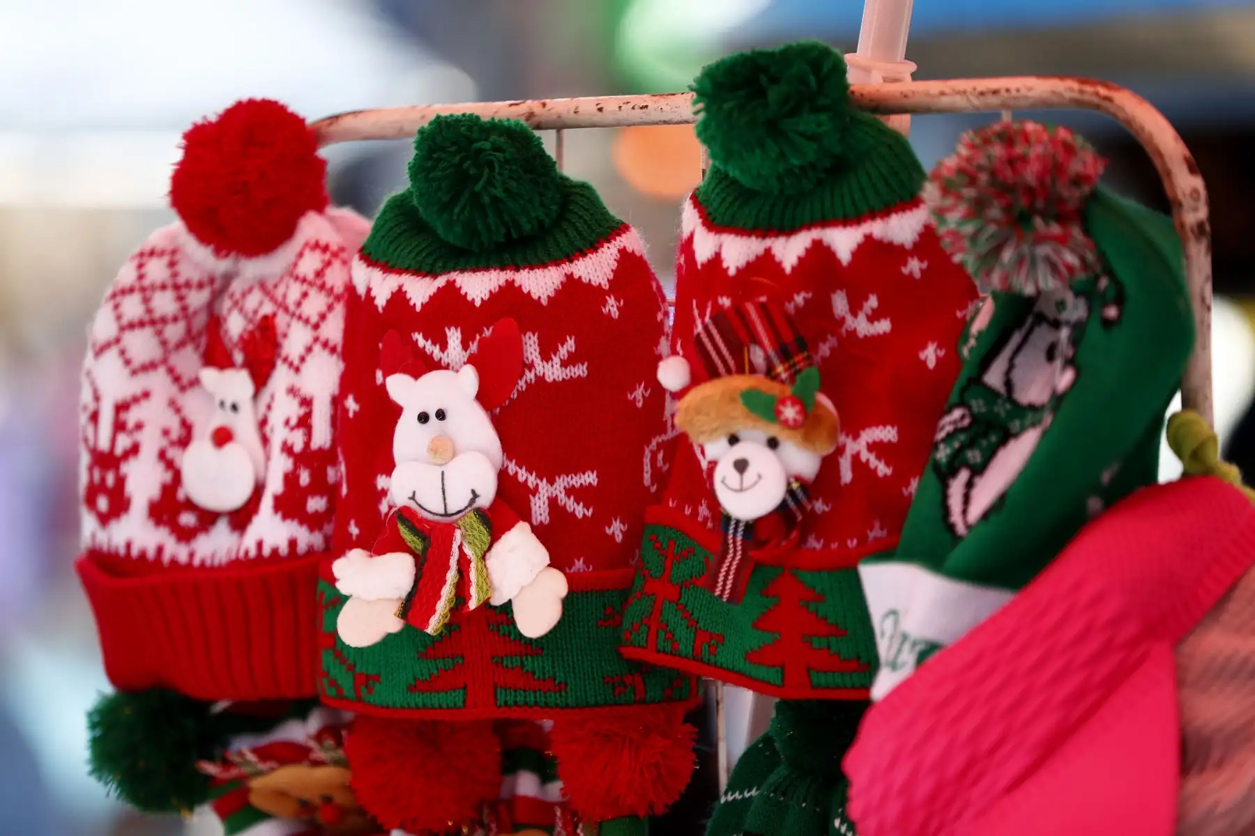 Decenas de productos con motivos navideños se ofrecían en el emporio comercial de Gamarra en La Victoria, como parte de las últimas ventas del 24 de diciembre, a horas previas de celebrarse la Noche Buena. Foto: ANDINA/Daniel Bracamonte