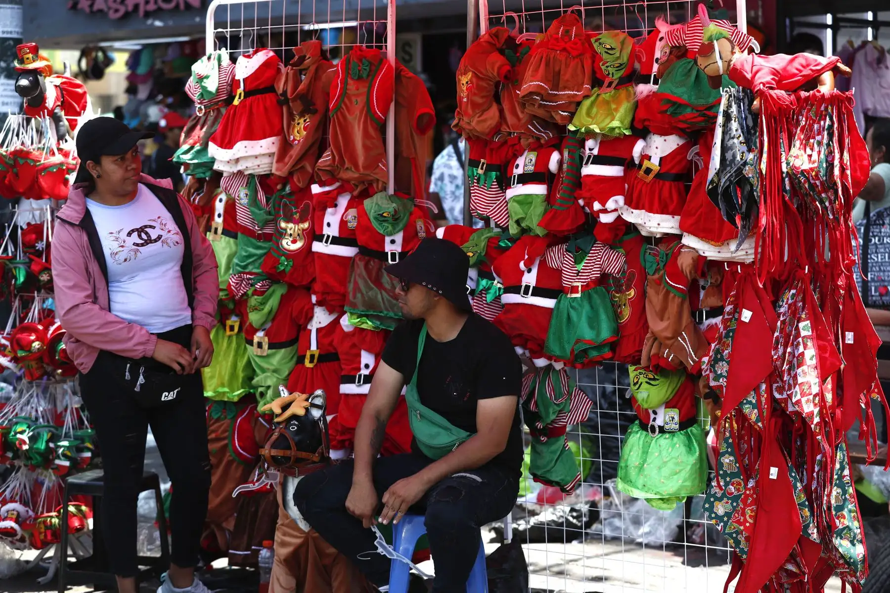Decenas de productos con motivos navideños se ofrecían en el emporio comercial de Gamarra en La Victoria, como parte de las últimas ventas del 24 de diciembre, a horas previas de celebrarse la Noche Buena. Foto: ANDINA/Daniel Bracamonte
