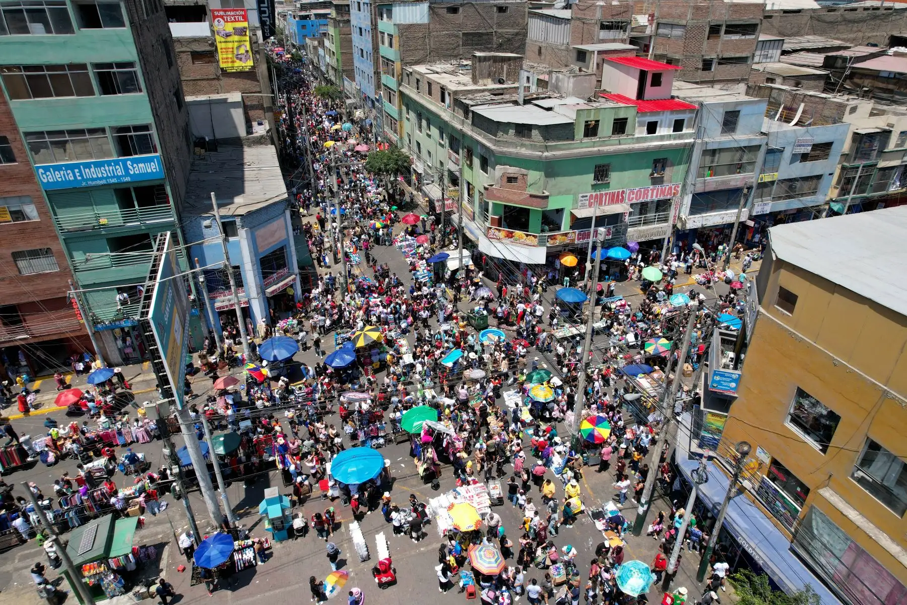 Gran aglomeración de personas en el emporio comercial de Gamarra, en el distrito de La Victoria, a pocas horas de celebrarse la Navidad. Foto: ANDINA/Daniel Bracamonte
