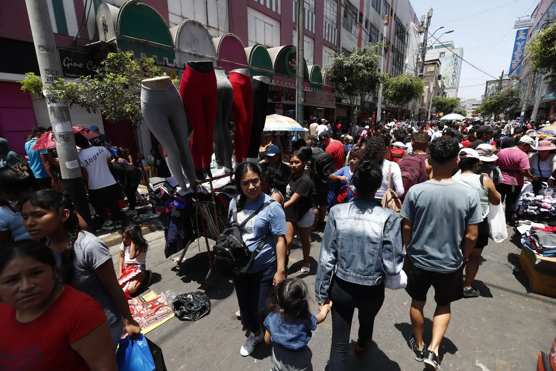 Gran aglomeración de personas en el emporio comercial de Gamarra, en el distrito de La Victoria, a pocas horas de celebrarse la Navidad. Foto: ANDINA/Daniel Bracamonte
