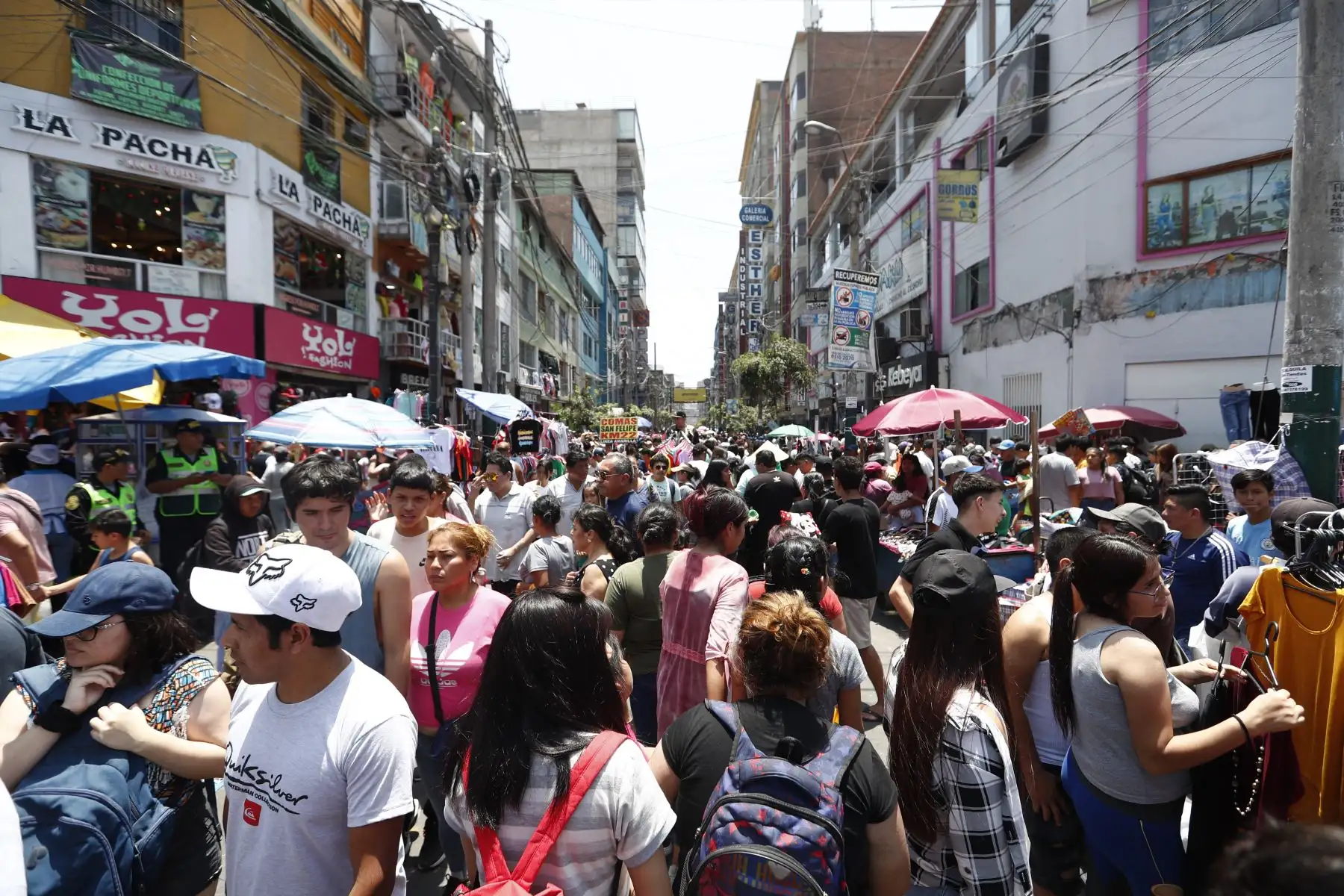 Gran aglomeración de personas en el emporio comercial de Gamarra, en el distrito de La Victoria, a pocas horas de celebrarse la Navidad. Foto: ANDINA/Daniel Bracamonte