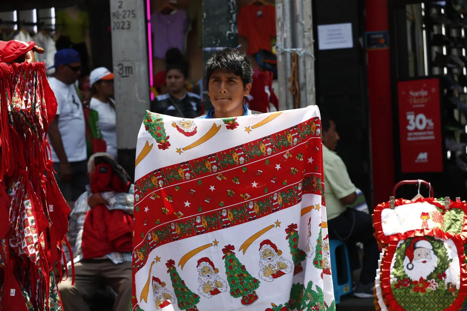 Decenas de productos con motivos navideños se ofrecían en el emporio comercial de Gamarra en La Victoria, como parte de las últimas ventas del 24 de diciembre, a horas previas de celebrarse la Noche Buena. Foto: ANDINA/Daniel Bracamonte