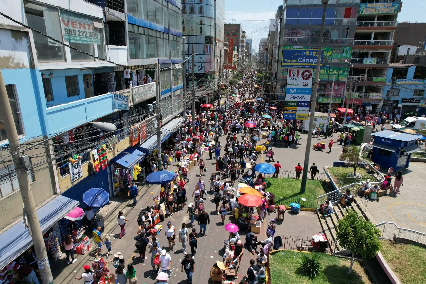 Gran aglomeración de personas en el emporio comercial de Gamarra, en el distrito de La Victoria, a pocas horas de celebrarse la Navidad. Foto: ANDINA/Daniel Bracamonte