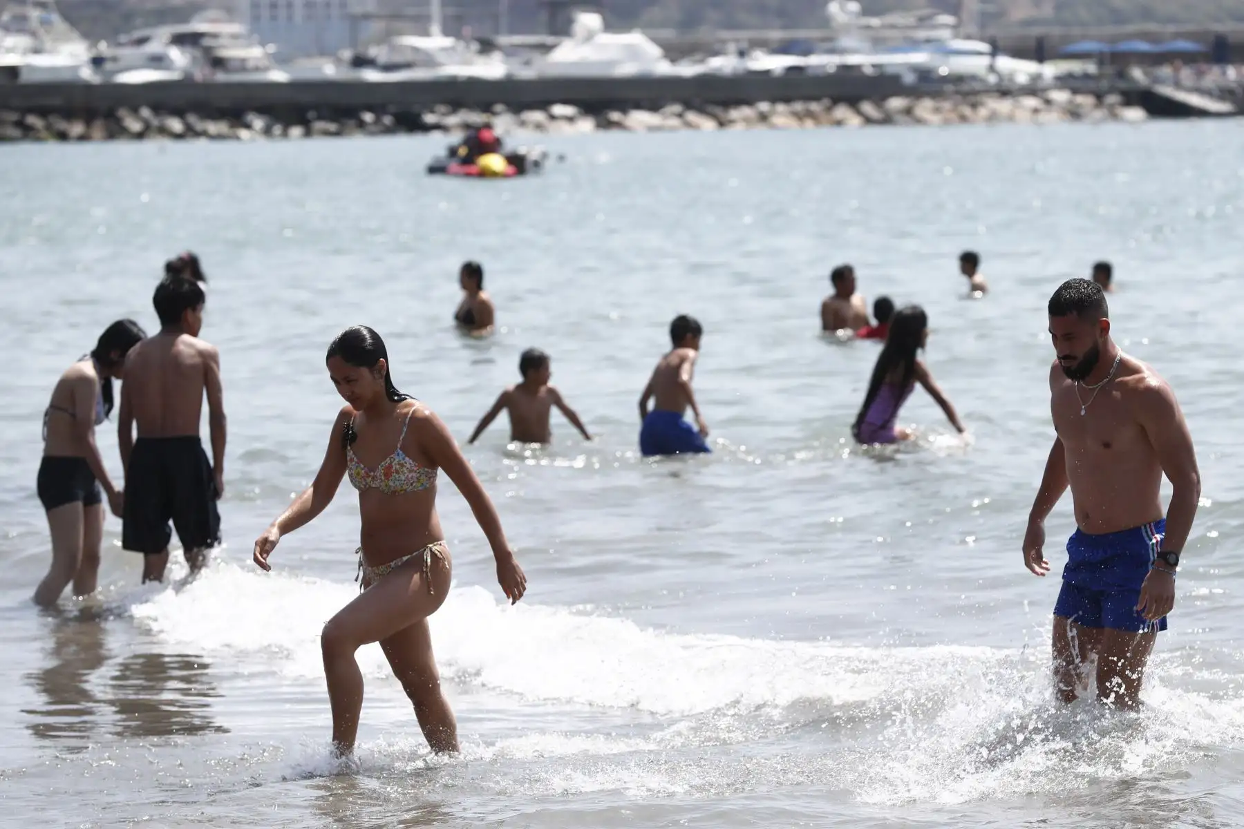 Cientos de personas llegaron hasta la playa Yuyos, en el distrito de Barranco, para pasar una tarde de sol, arena y mar en familia y con amigos, a pocas horas de la Noche Buena, y en el marco del inicio del verano. Foto: ANDINA/Daniel Bracamonte