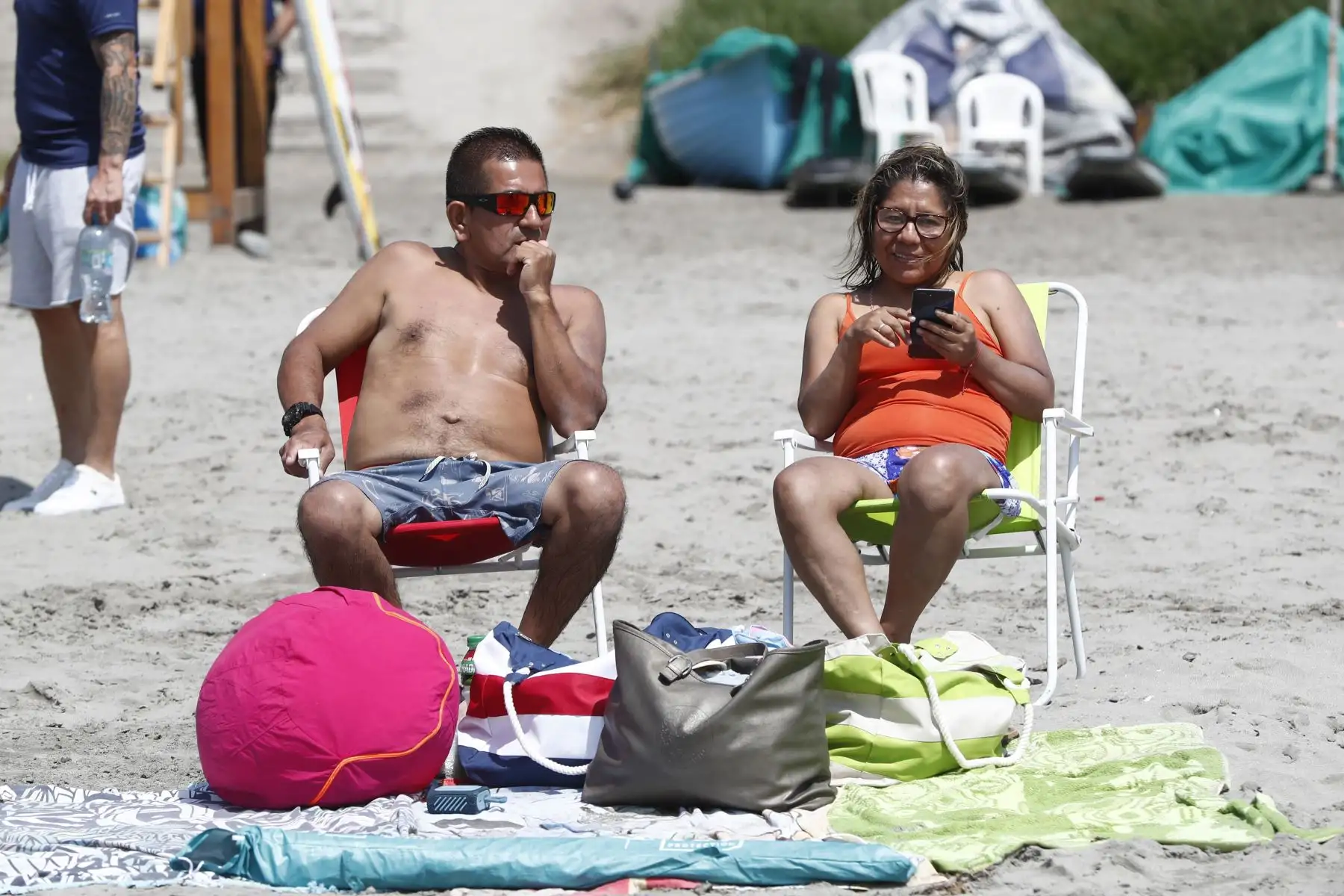 Cientos de personas llegaron hasta la playa Yuyos, en el distrito de Barranco, para pasar una tarde de sol, arena y mar en familia y con amigos, a pocas horas de la Noche Buena, y en el marco del inicio del verano. Foto: ANDINA/Daniel Bracamonte