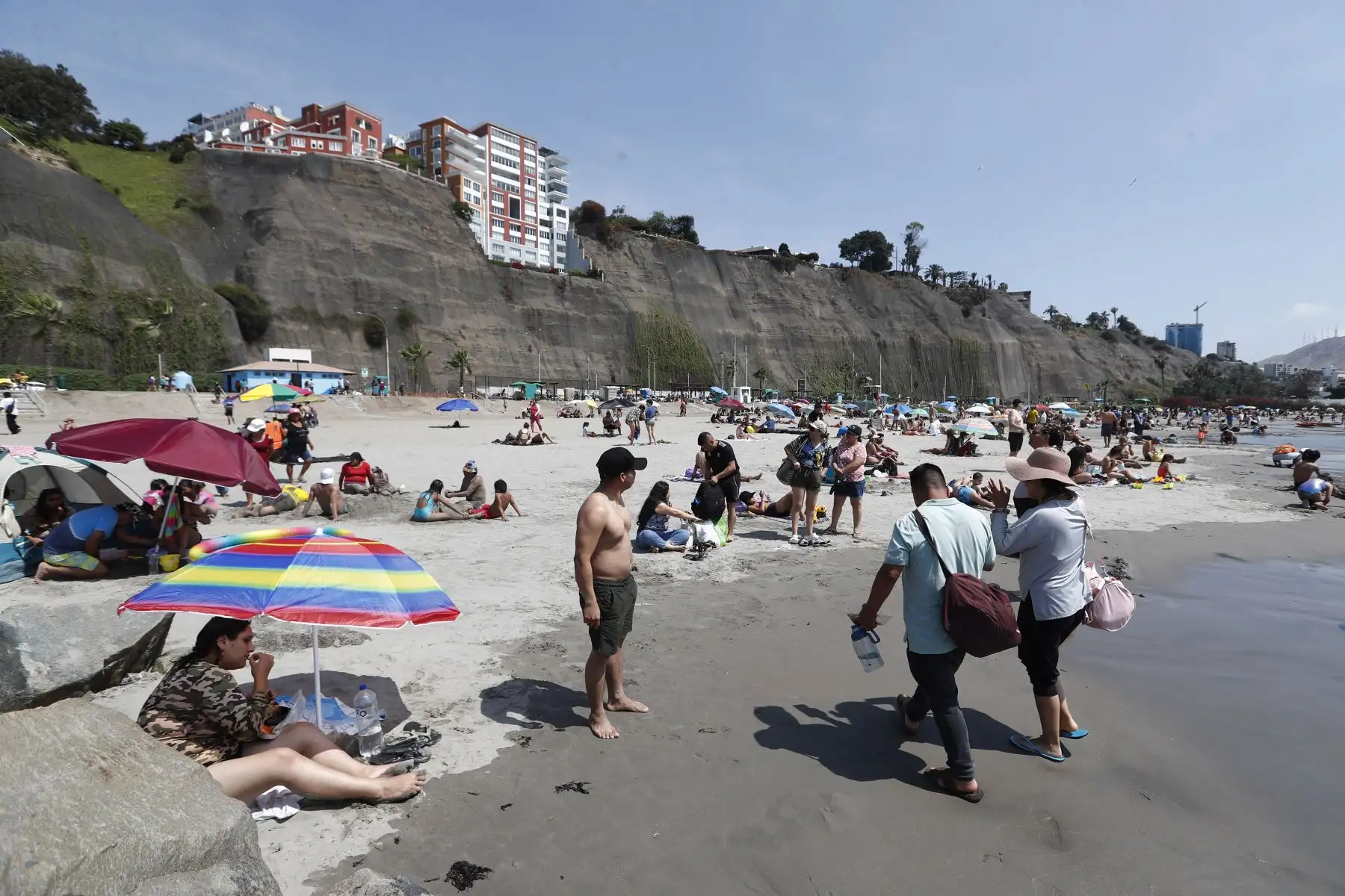 Cientos de personas llegaron hasta la playa Yuyos, en el distrito de Barranco, para pasar una tarde de sol, arena y mar en familia y con amigos, a pocas horas de la Noche Buena, y en el marco del inicio del verano. Foto: ANDINA/Daniel Bracamonte