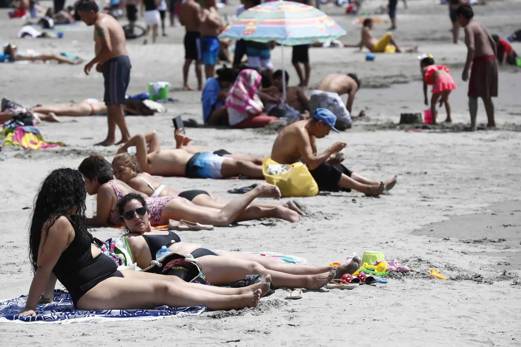 Cientos de personas llegaron hasta la playa Yuyos, en el distrito de Barranco, para pasar una tarde de sol, arena y mar en familia y con amigos, a pocas horas de la Noche Buena, y en el marco del inicio del verano. Foto: ANDINA/Daniel Bracamonte