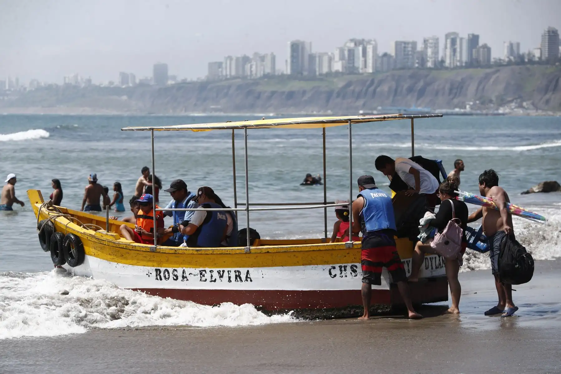 Cientos de personas llegaron hasta la playa Yuyos, en el distrito de Barranco, para pasar una tarde de sol, arena y mar en familia y con amigos, a pocas horas de la Noche Buena, y en el marco del inicio del verano. Foto: ANDINA/Daniel Bracamonte