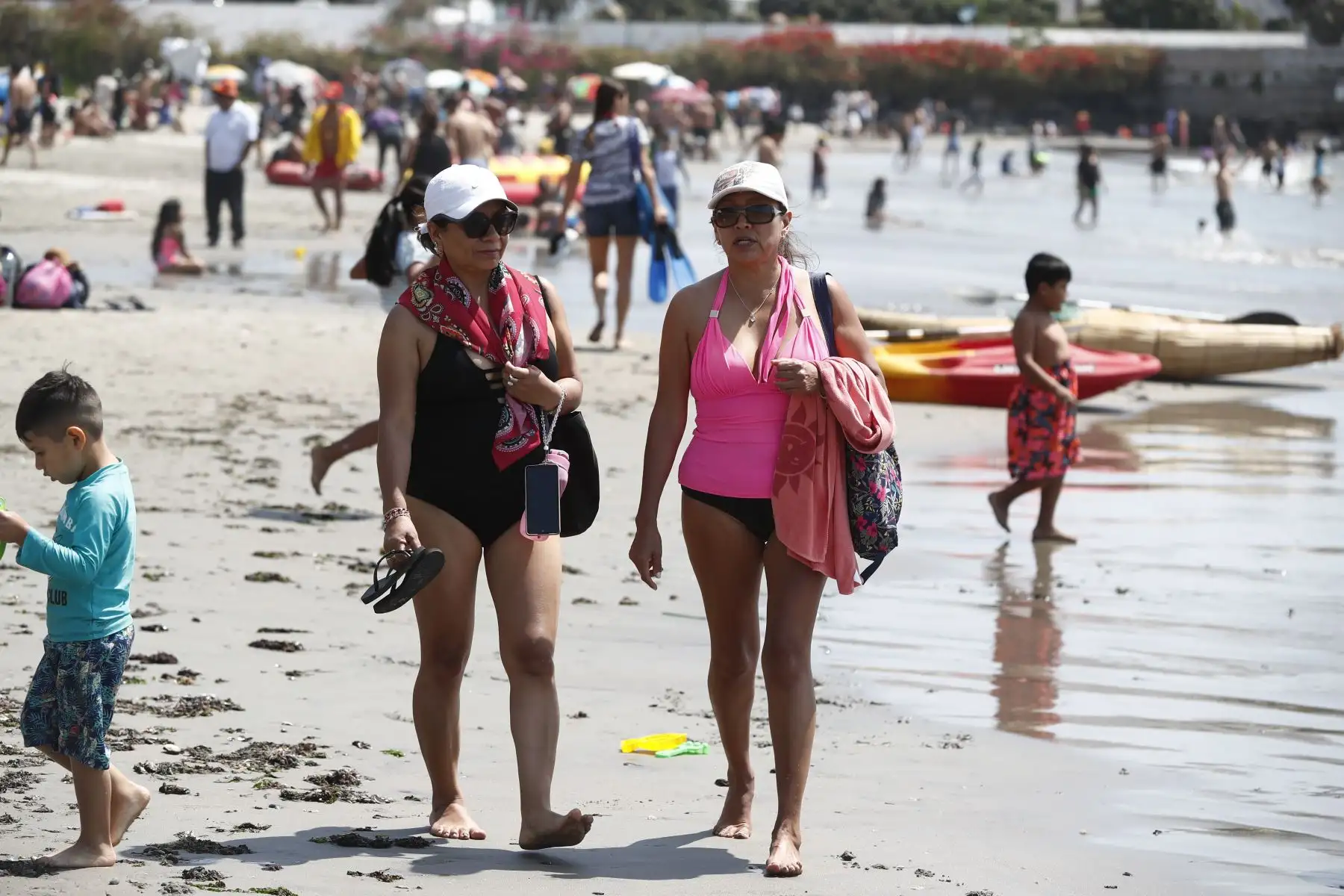 Cientos de personas llegaron hasta la playa Yuyos, en el distrito de Barranco, para pasar una tarde de sol, arena y mar en familia y con amigos, a pocas horas de la Noche Buena, y en el marco del inicio del verano. Foto: ANDINA/Daniel Bracamonte