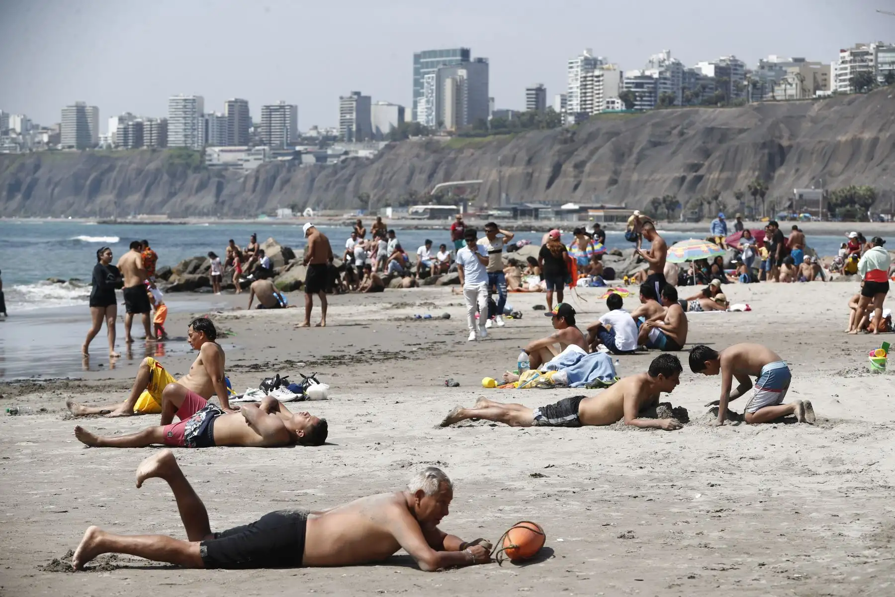 Cientos de personas llegaron hasta la playa Yuyos, en el distrito de Barranco, para pasar una tarde de sol, arena y mar en familia y con amigos, a pocas horas de la Noche Buena, y en el marco del inicio del verano. Foto: ANDINA/Daniel Bracamonte